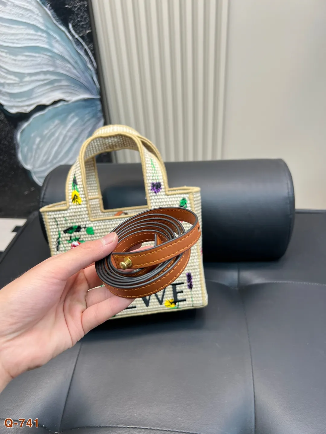 💰145💰150 好喜欢这个包!适合夏天罗意威Loewe草编包罗意威编织托特包Paulas's 1biza 夏日海岛系列推出了草编托特包包 巧妙融合了托特的商务之前线条和草编的夏日风情,加上Loewe粗体大logo 真的很难不爱呀,尺寸大号30 24 小号23 17cm