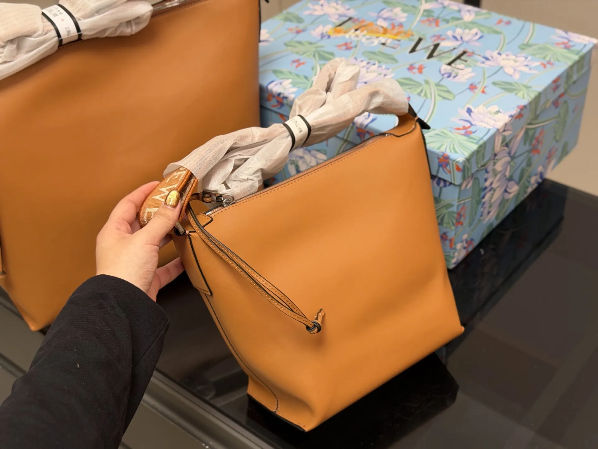 ¥185 ¥205 配盒 Loewe LOEWE/罗意威 牛皮cubi单肩包斜跨 loewe家比较低调的一个款式 小牛皮皮质超柔软自重又很轻 而且容量很大肩带可以调节能单肩斜挎 尺寸:21.22cm 33.29cm