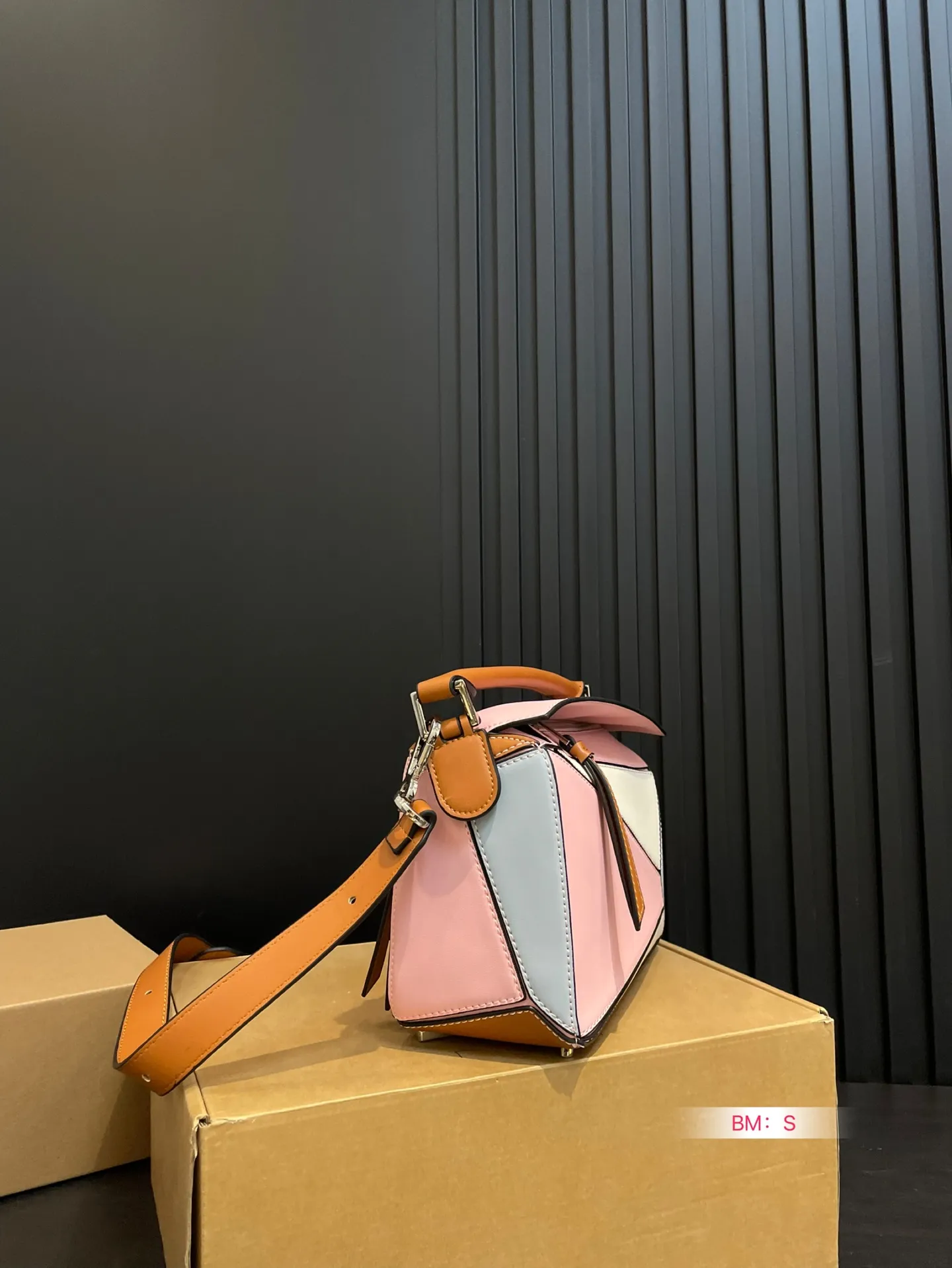 💰165 配盒 loewe 几何包puzzle 真心是不能错过的, ⚠️牛皮品质🐂! 完全hold住! 罗意威|一根完美的肩带 尺寸:24*15