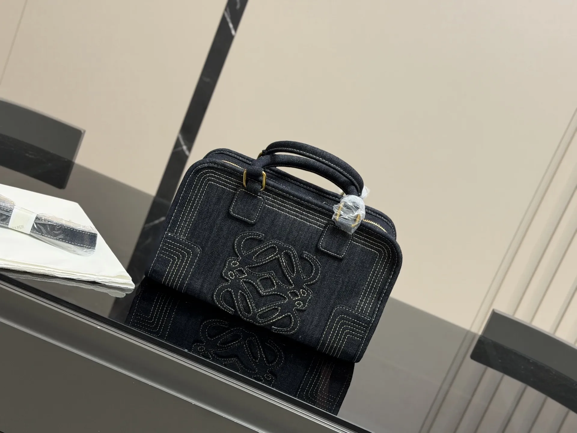 ¥220 这才是罗意威最值得入的中古包吧! 太好装了容量很大出差旅行必备的大包首选真的很小众因为这一只是中古包所以很少见~ 但是真的好好看拼色帆布有一种流浪的艺术家的感觉还可以斜挎的小个子女孩子也hold住~ 中古包包分享|罗 意威中古 尺寸:29.18cm