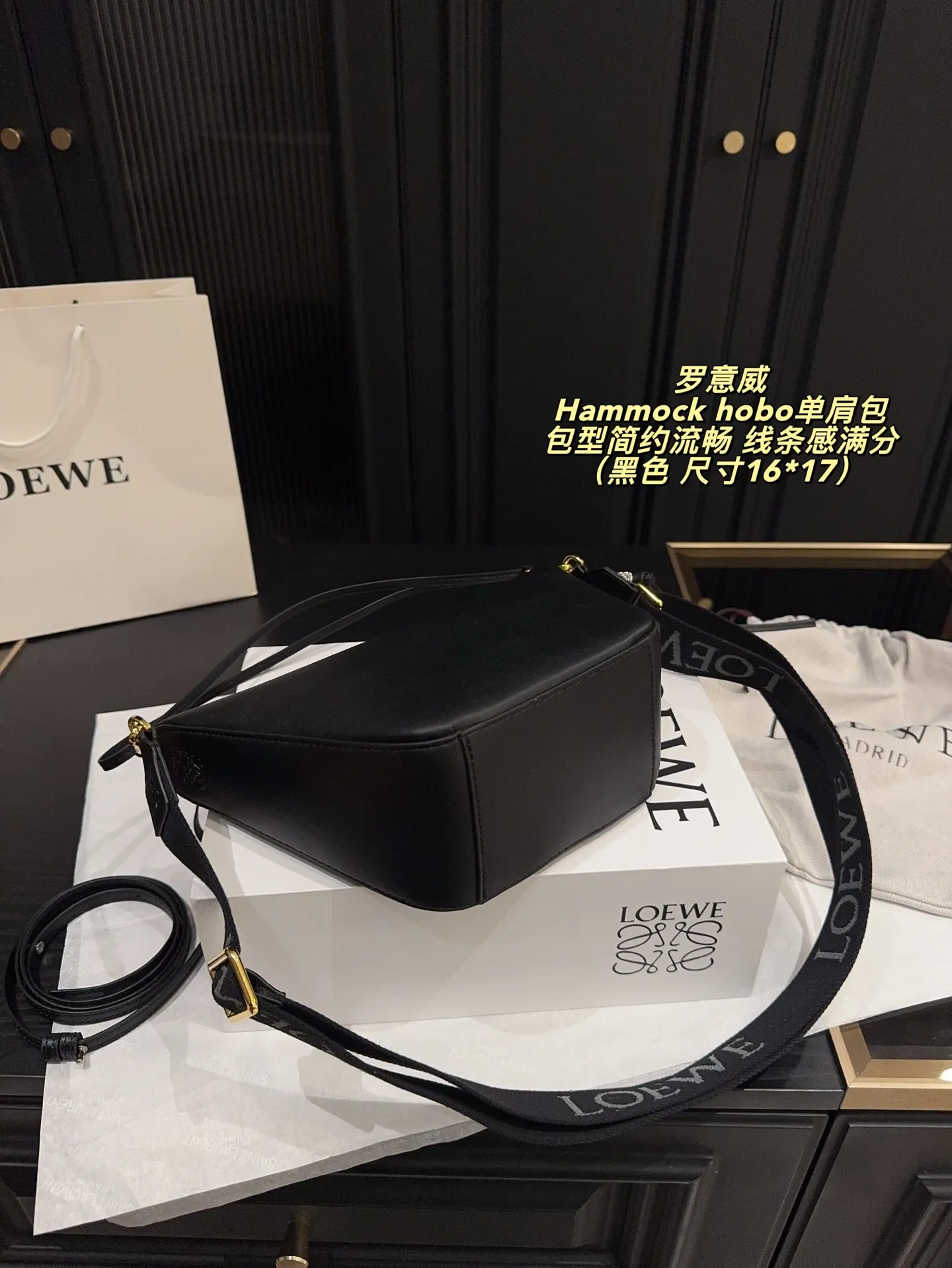 P190配折叠盒⚠️尺寸16*17 罗意威 LOEWE Hammock hobo单肩包 包型简约流畅,线条感满分-。两根可调节肩带,单肩、斜挎、手提都OK,百搭又灵活!容量大,通勤、逛街、旅行都能装下日常所需。春夏穿搭超加分,实用又时髦,是LOEWE经典热门款,简约控必入!