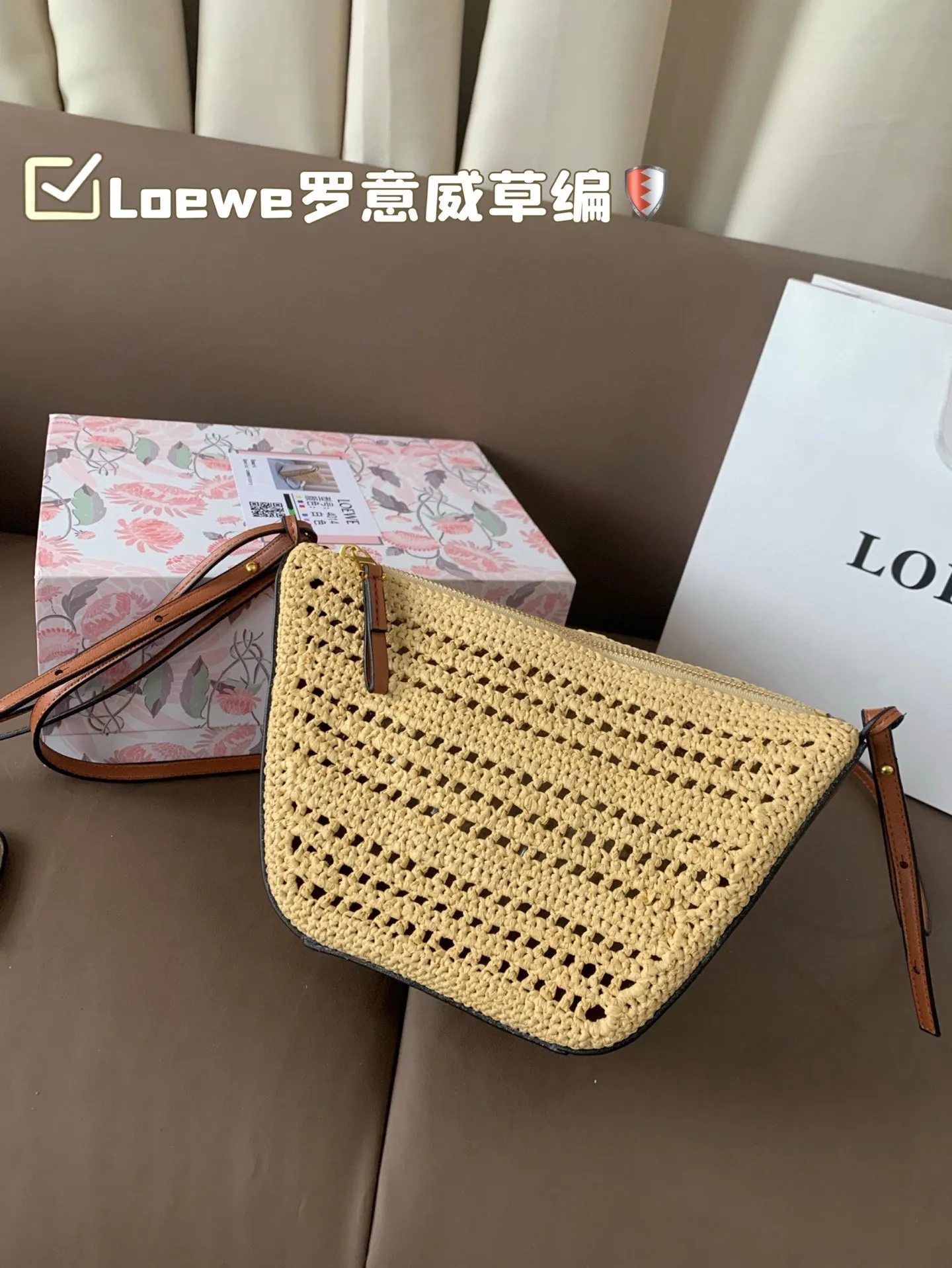 P180 Loewe罗意威草编 好适合夏天 自带一根腋下的肩带和一根斜挎长肩带 非常滴实用 尺寸18&times;16折叠盒