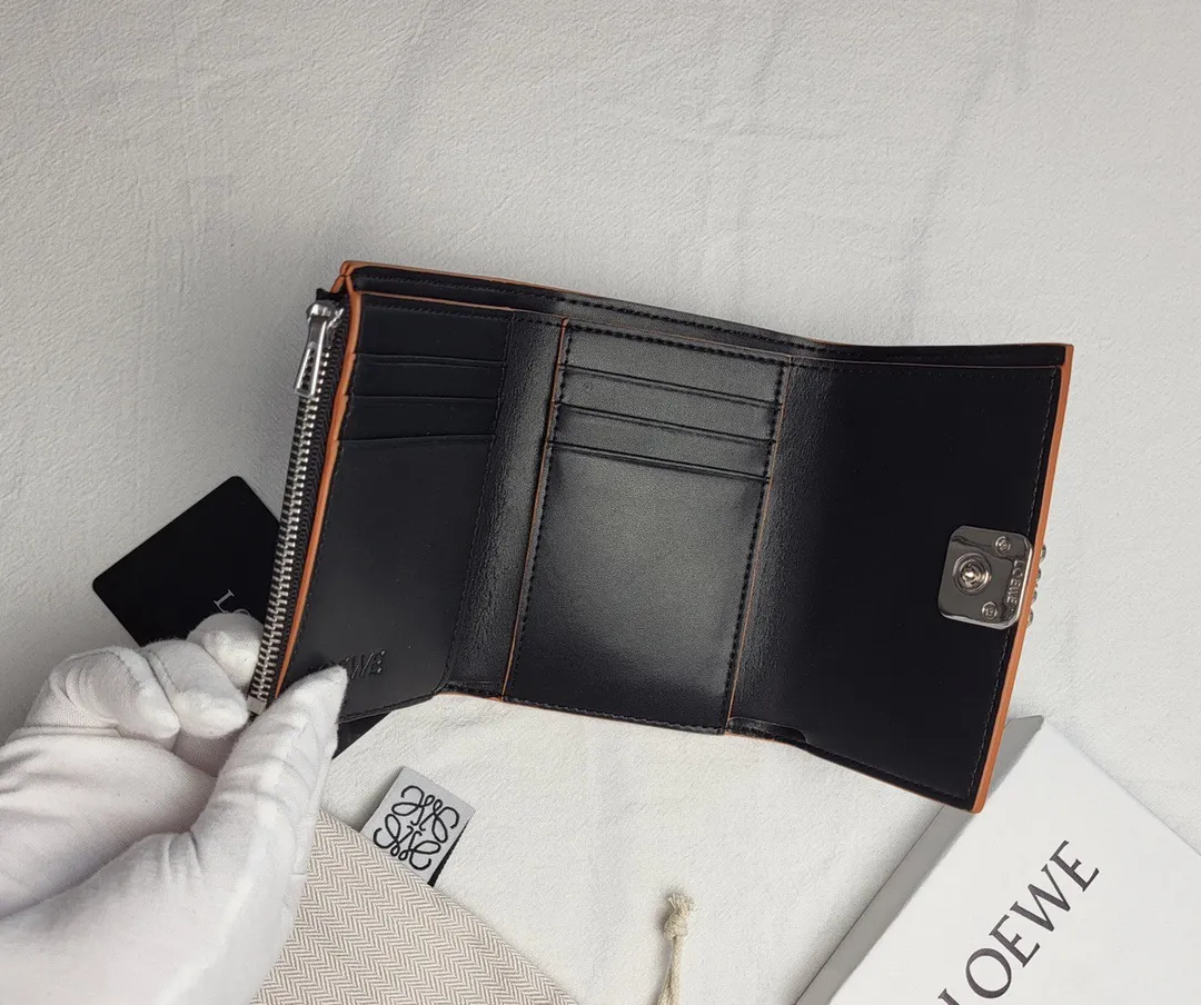 P110🎀🎀颜色 黑色 灰白 土黄色 🎀尺寸 12x9.5x3🎀罗意威爆款牛皮中长款钱包🔥款式经典做工精细耐磨耐用手感极佳❤️
