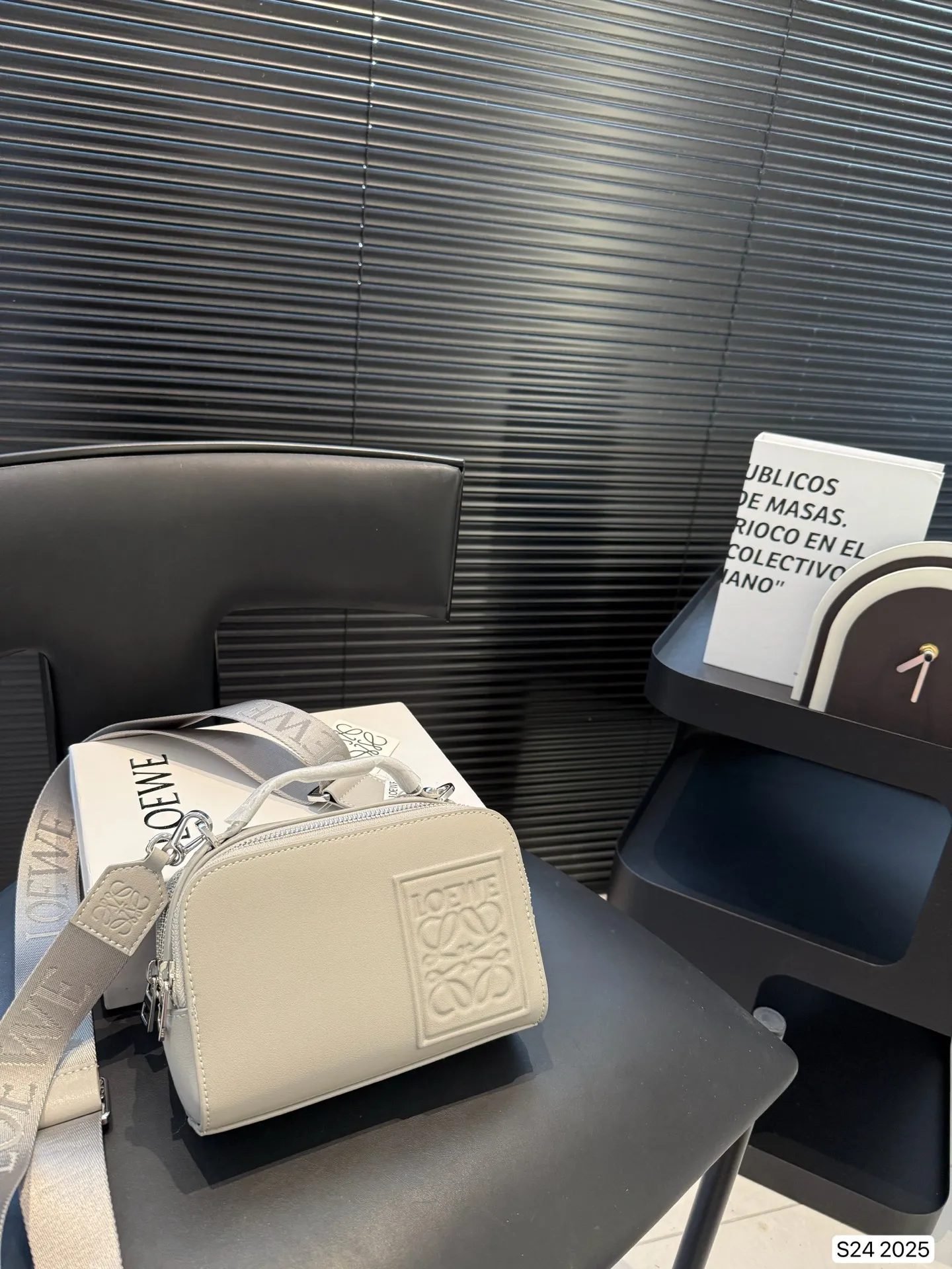 P170 配盒子 罗意威隐藏款，宝藏包包 罗意威的相机包妥妥的宝藏隐藏款 前后双容量大开口拉链可以单肩 斜挎手拎日产休闲 时尚百搭 西班牙小牛皮匠心之作万元之内的必选好物 #罗意威loewe #相机包 # 尺寸：18 13 货号2025