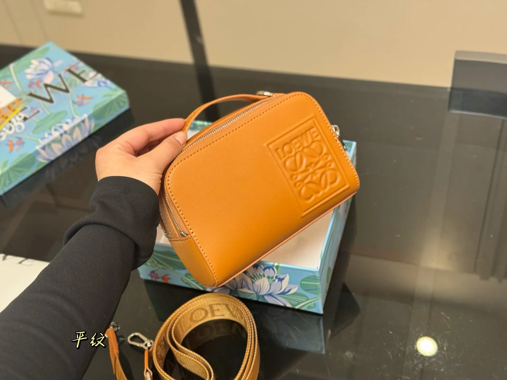 &yen;170 配盒 size：18.13cm Loewe Hammock 男女同款！ 罗意威 相机包超可爱 看预告就喜欢的要命， 特别可爱， 皮质也很好 摸起来滑滑的不会涩！