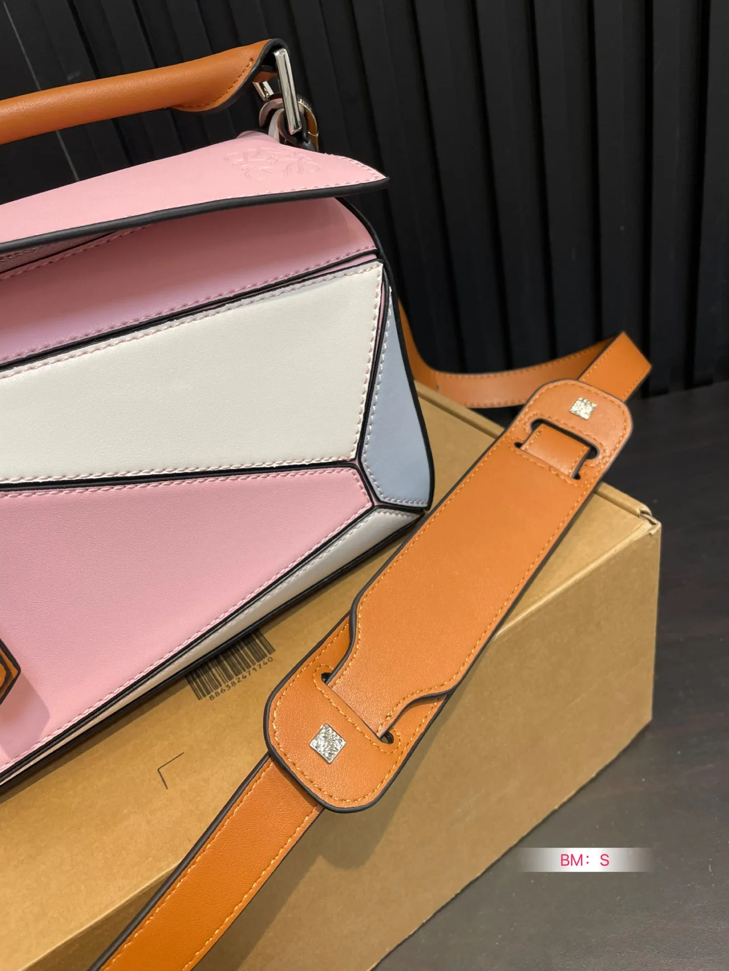 💰165 配盒 loewe 几何包puzzle 真心是不能错过的, ⚠️牛皮品质🐂! 完全hold住! 罗意威|一根完美的肩带 尺寸:24*15