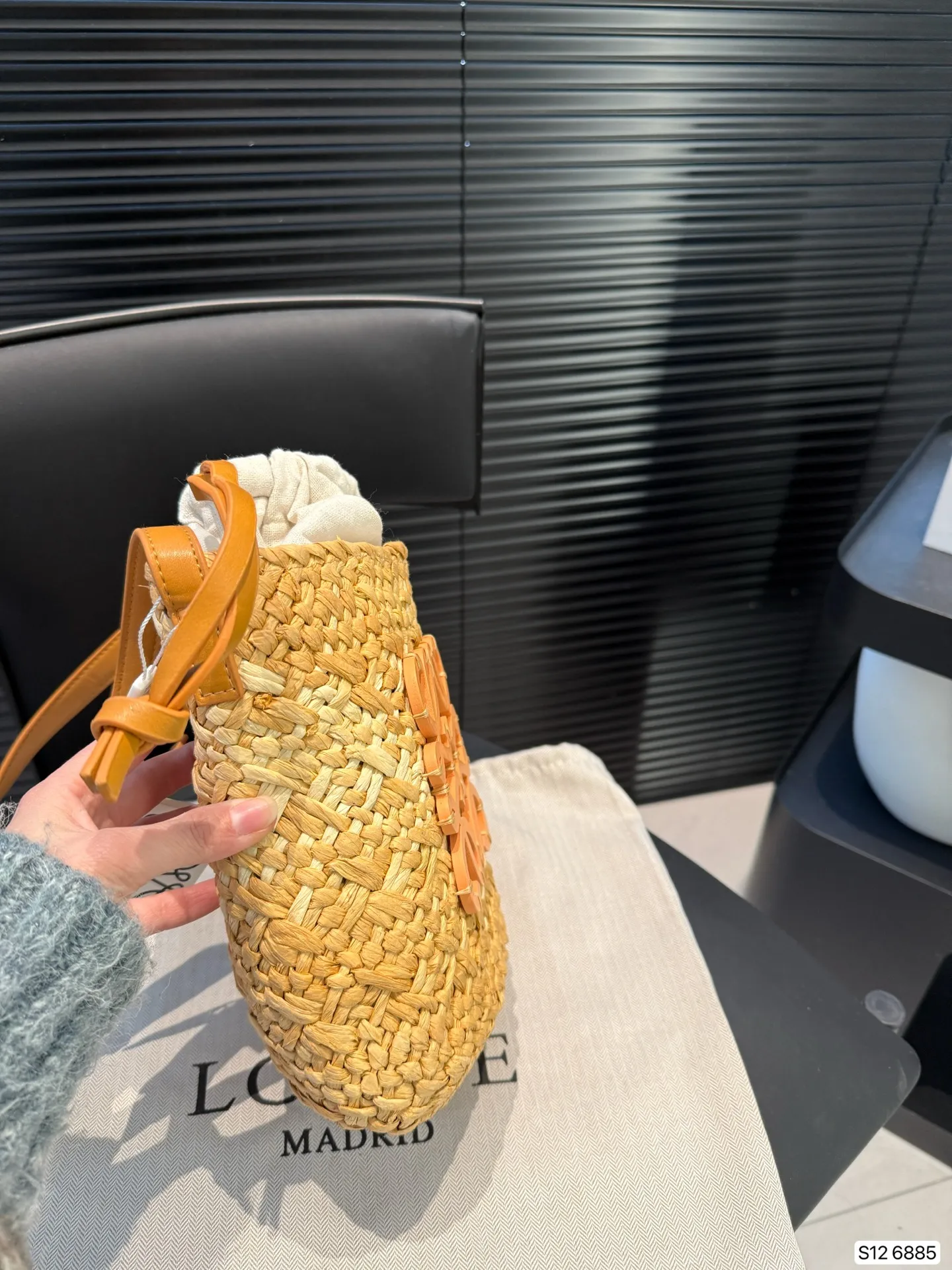 P110 罗意威编织购物袋 手感和视觉效果是一样的 包型更是完美,随意搭配!尺寸23 21 货号6885