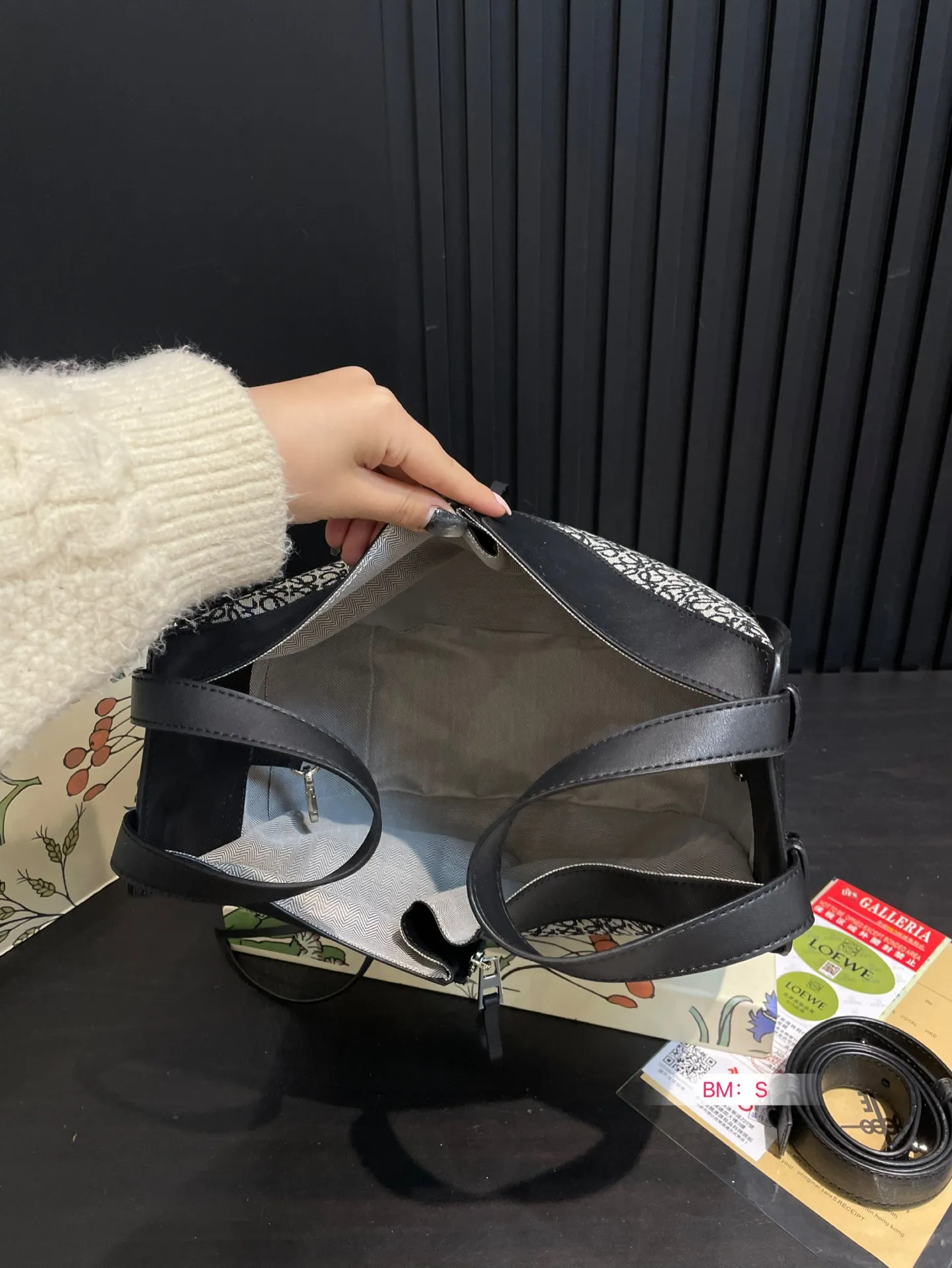 💰190 配盒 Loewe/罗意威🎒HAMMOCK吊篮水桶包,可爱暴击🔅超级Q 干净而利落的造型与背景.蕴含的优雅魅力.包包造型多变,可手提可单肩,设计简单利落 尺寸26*25cm