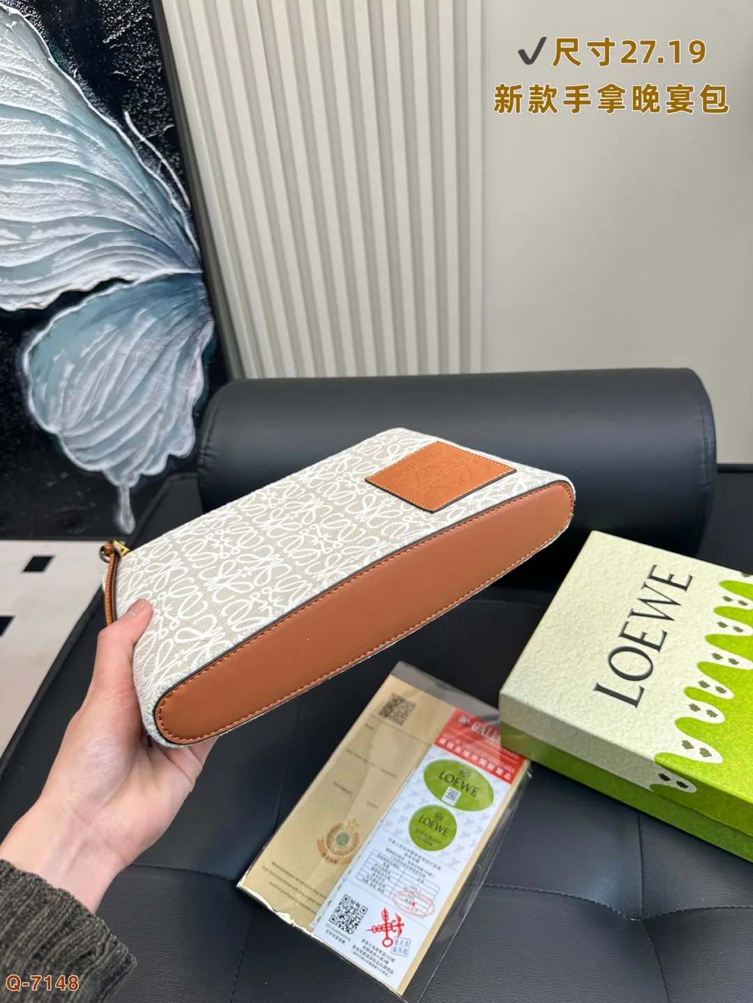 💰105 配礼盒 LOEWE罗意威新款帆布手拿包晚宴包 满logo帆布手包,加宽底座空间超大,满足日常所需~简单大方,手感超好!! 尺寸27.19