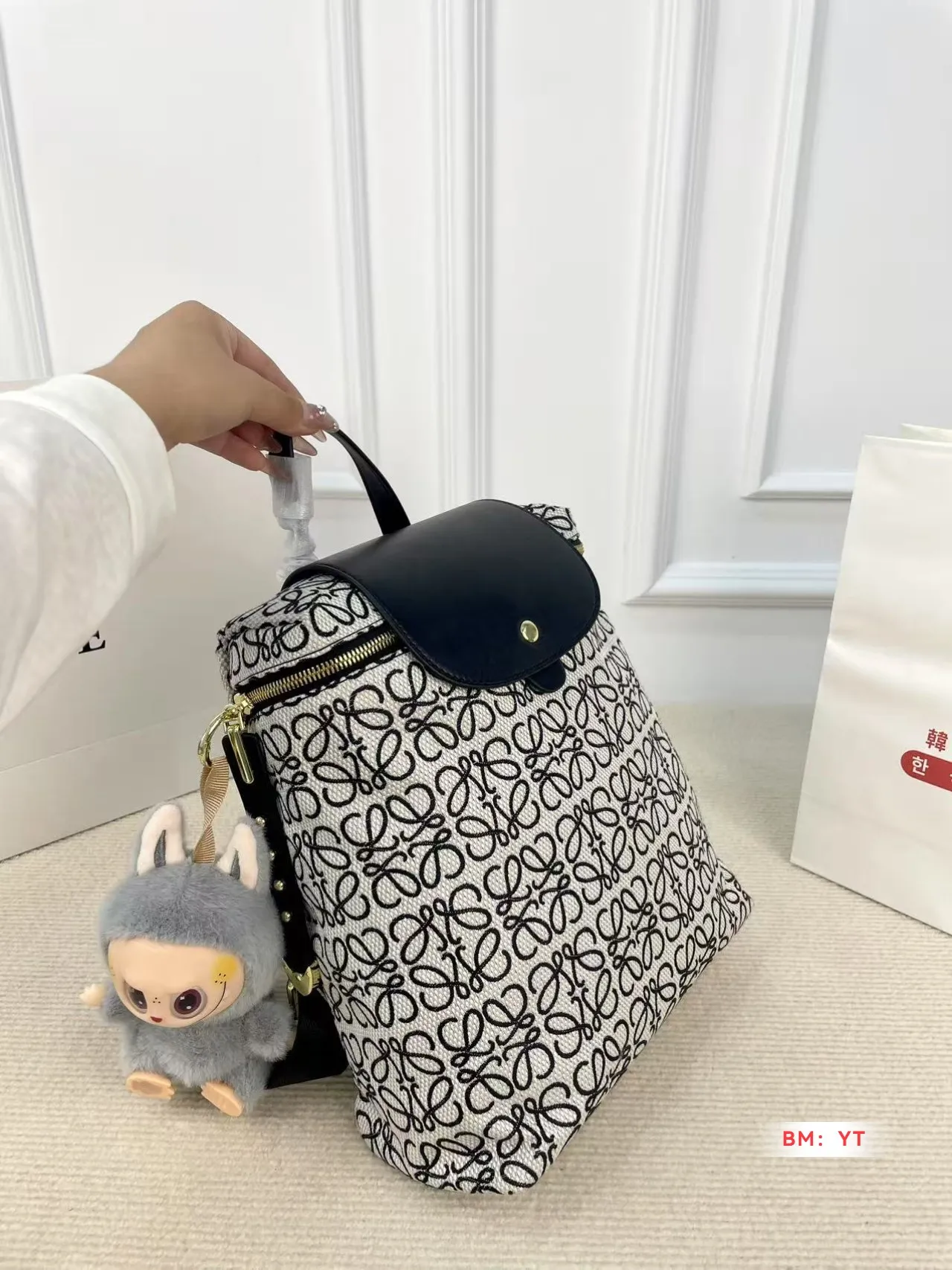 💰120 罗意威 爆款双肩出货 新款 男女背都好看 作为一只合格的双肩包 一定要好看 舒适 耐造 背包比较大 远途旅行带它准没错 也是学生党的最佳选择 超级实用 再适合不过小哥哥们和高挑的小姐姐啦 😍尺寸：25*28