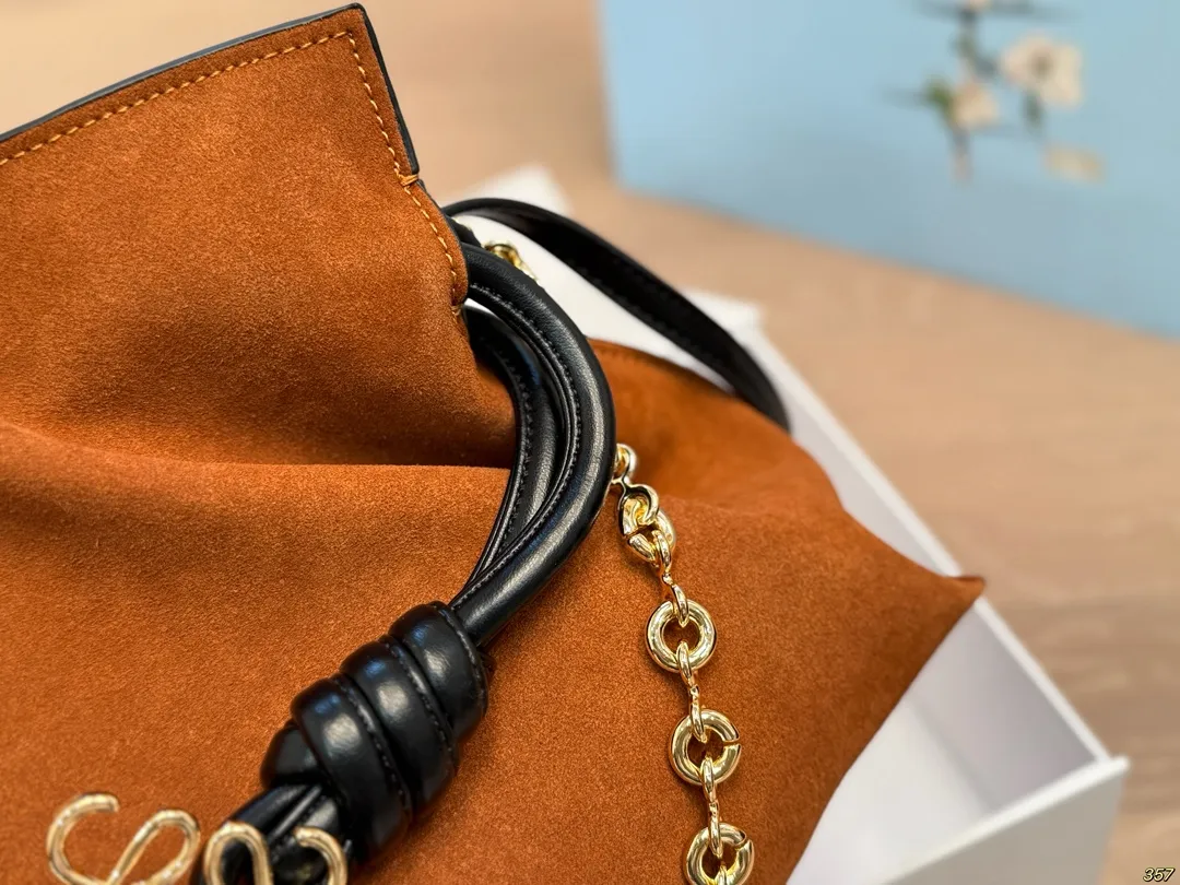 &yen;185折叠盒 罗意威 LOEWE flamencures福袋 舒适与精致并存 简洁大方 却又不失小心机 轻松朾造优雅通勤穿搭 尺寸30 20