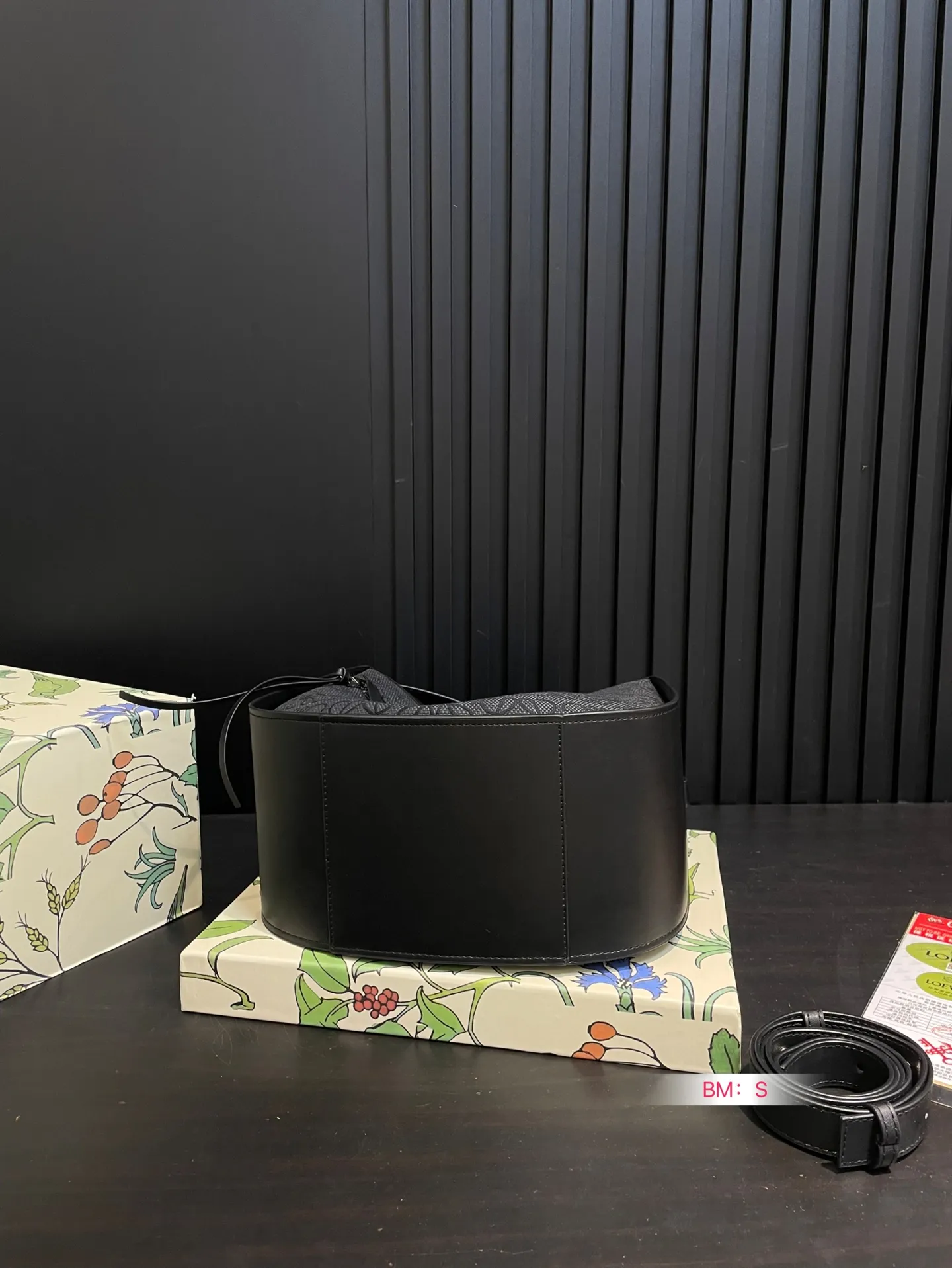 💰190 配盒 Loewe/罗意威🎒HAMMOCK吊篮水桶包,可爱暴击🔅超级Q 干净而利落的造型与背景.蕴含的优雅魅力.包包造型多变,可手提可单肩,设计简单利落 尺寸26*25cm