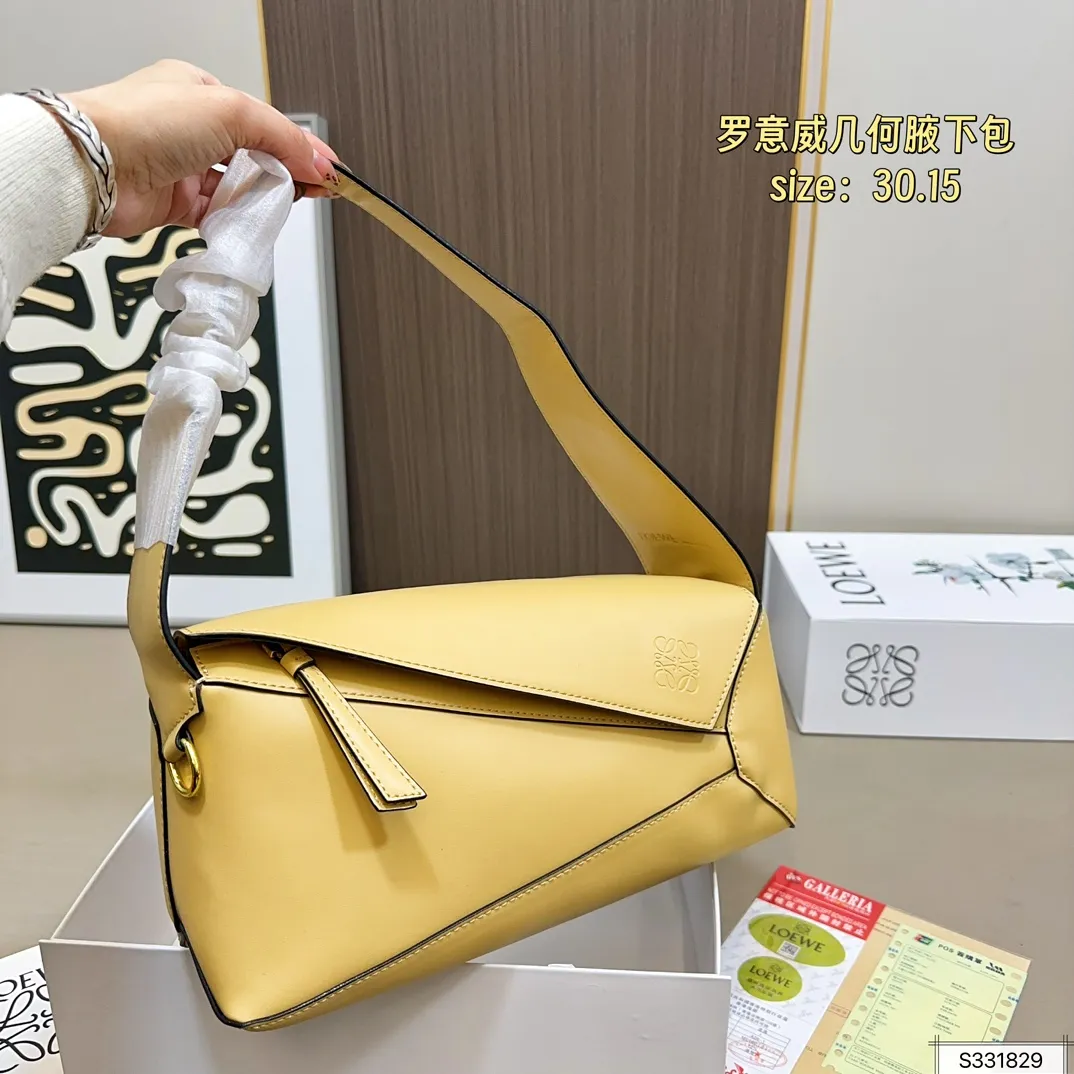 💰145 配折叠盒 尺寸30.15 罗意威 几何 puzzle hobo腋下包包型很修身 比起传统 更加轻盈 结合几何形状包身 可轻松驾驭各种风格