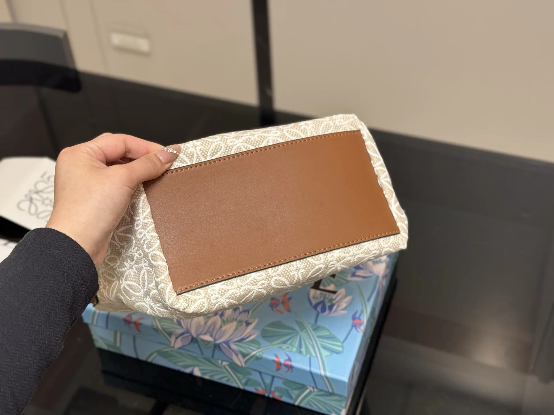 ¥130 配盒 罗意威最近超级火的便当包 最新款Loewe cubi 提花帆布材质搭配黑色 这个颜色最好看! 尺寸:22×15cm(小) 搜索🔍罗威饭盒包