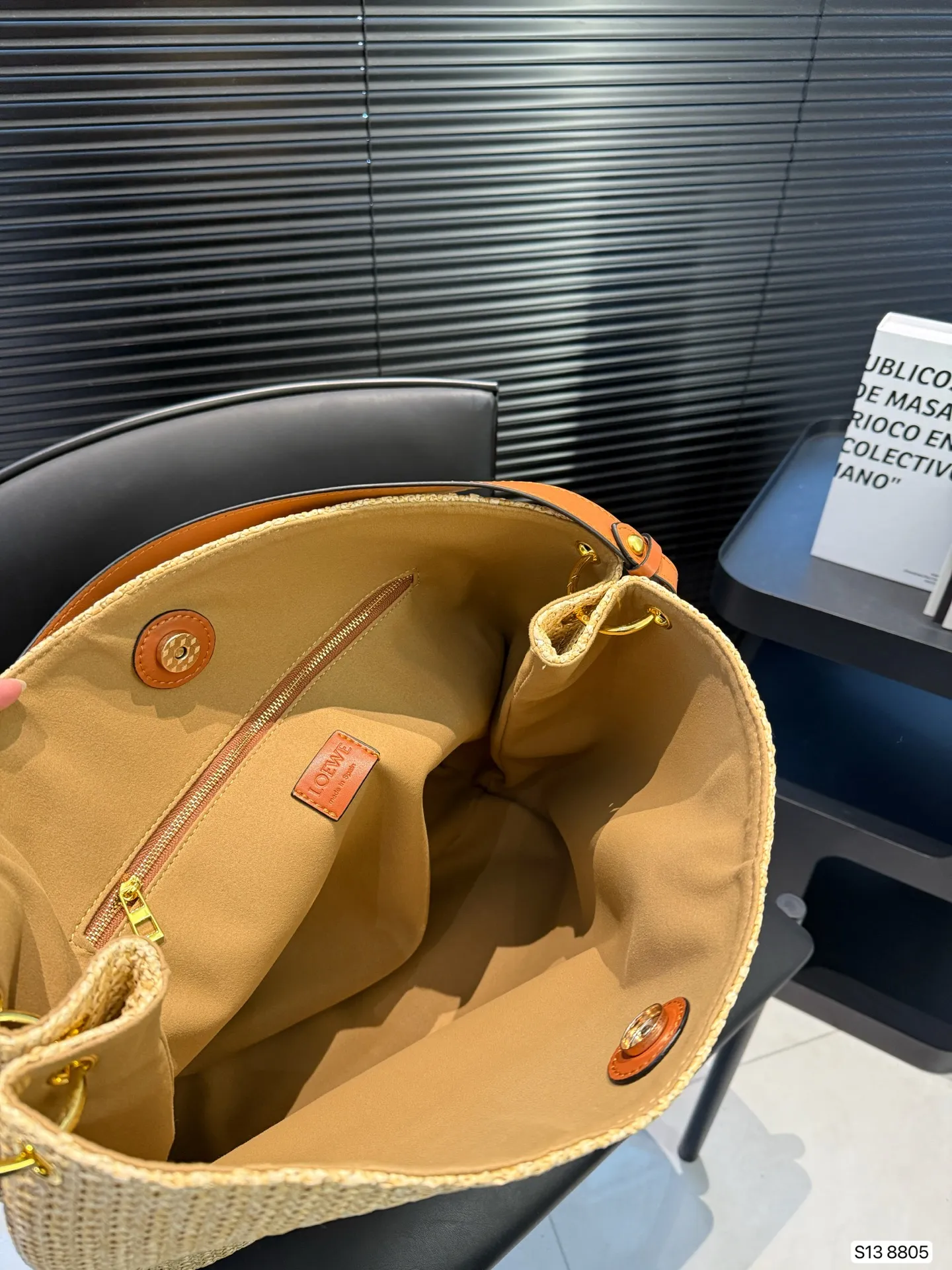 P115 罗意威编织托特包，简单搭配的包袋，非常大气。搭配衣服也是毫无难度。尺寸：36 32 货号8805