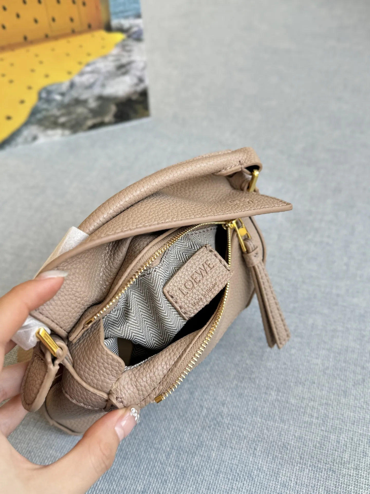 大💰160 折叠盒 小💰140 折叠盒 size：24&times;17/16&times;12 LOEWE罗意威 Puzzle 几何包/拼图包手提斜挎单肩包 焦糖色很🔥也很百搭 一年四季都可以背 低调又高级，闭眼入~ 这款自带logo的宽肩带puzzle太爱啦 妥妥时髦精一枚 满满的高级感扑面而来 经典永不过时的几何包，好心动啊