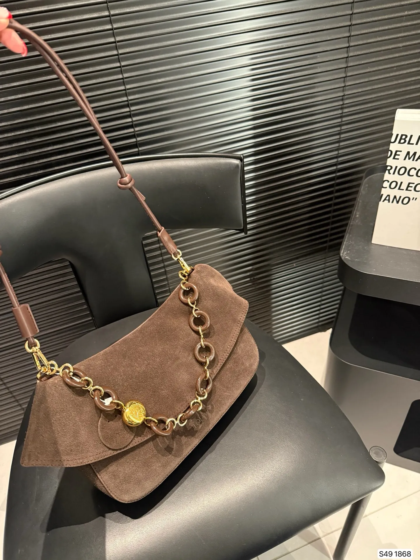 P295 罗意威Loewe 波浪裙边包包Ola杨幂同款包 弧形包身、线条流暢的翻盖和時尚甜甜圈链条。 可拆卸管狀小牛皮肩帶 可拆式甜甜圈链条 可翻盖开合 甜美俏皮风 单肩斜挎都很有韵 尺寸26 14 货号1868