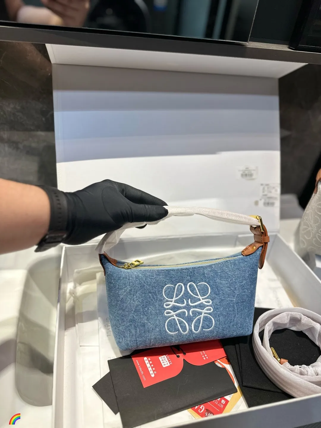 ❤️p125(礼盒包装)❤️ 罗意威饭盒包 新成员饭盒包终于来啦这个大小比较适合平时外出,装个手机卡包车钥匙都可以,想要功能性大的不要选择这个,装不进ipad!冬天就是要这种反差比较大的小巧玲珑的包,才能让臃肿大衣的外表下添加一些俏皮可爱!几千块的快乐就是做一-个女孩当#饭盒包风#尺寸20.12