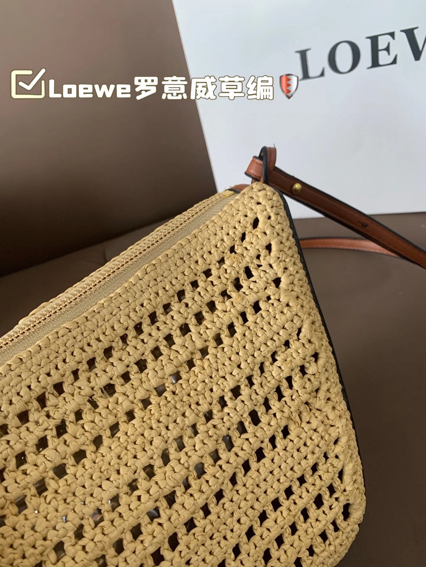 P180 Loewe罗意威草编 好适合夏天 自带一根腋下的肩带和一根斜挎长肩带 非常滴实用 尺寸18&times;16折叠盒