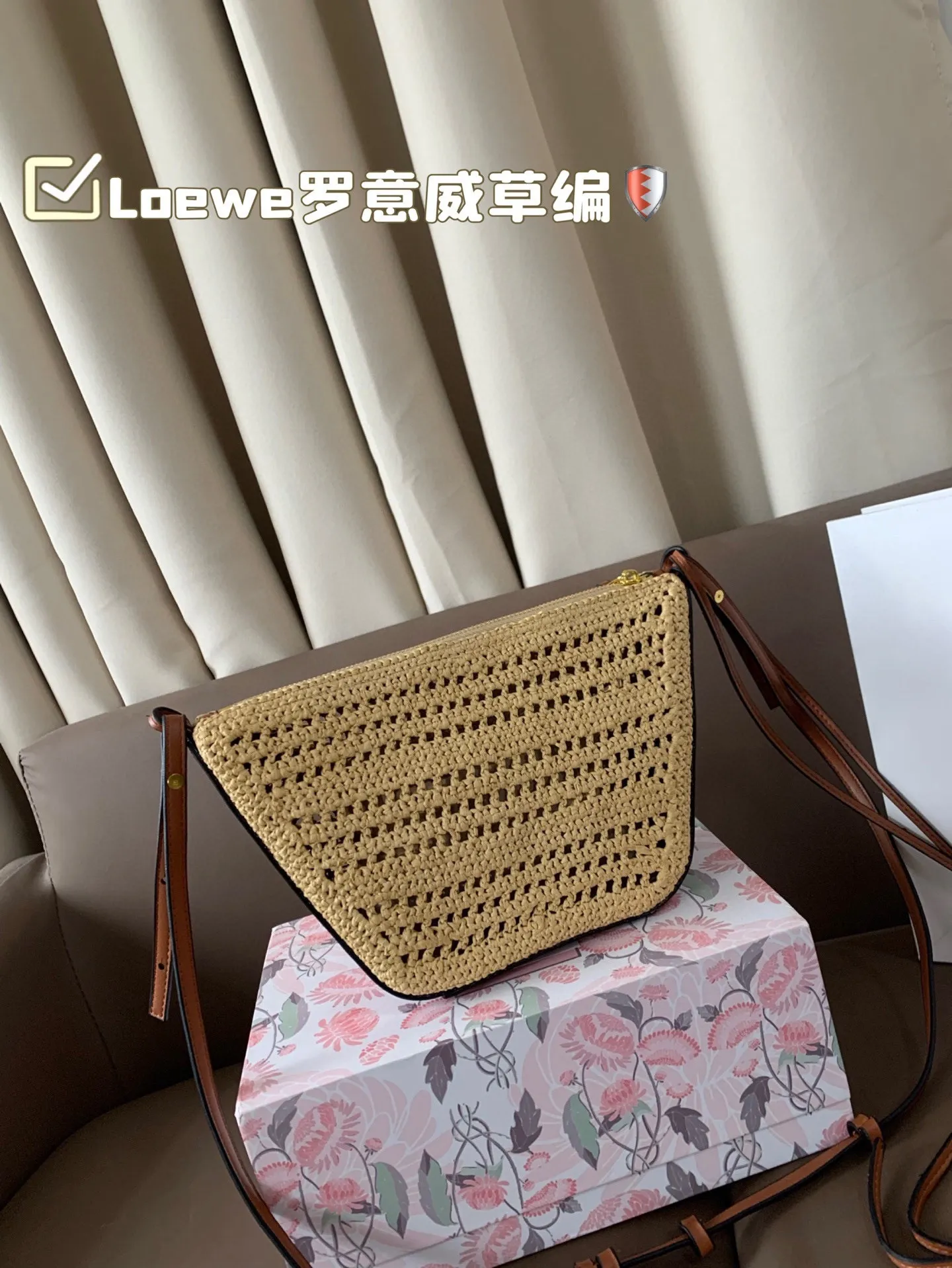 P180 Loewe罗意威草编 好适合夏天 自带一根腋下的肩带和一根斜挎长肩带 非常滴实用 尺寸18×16折叠盒