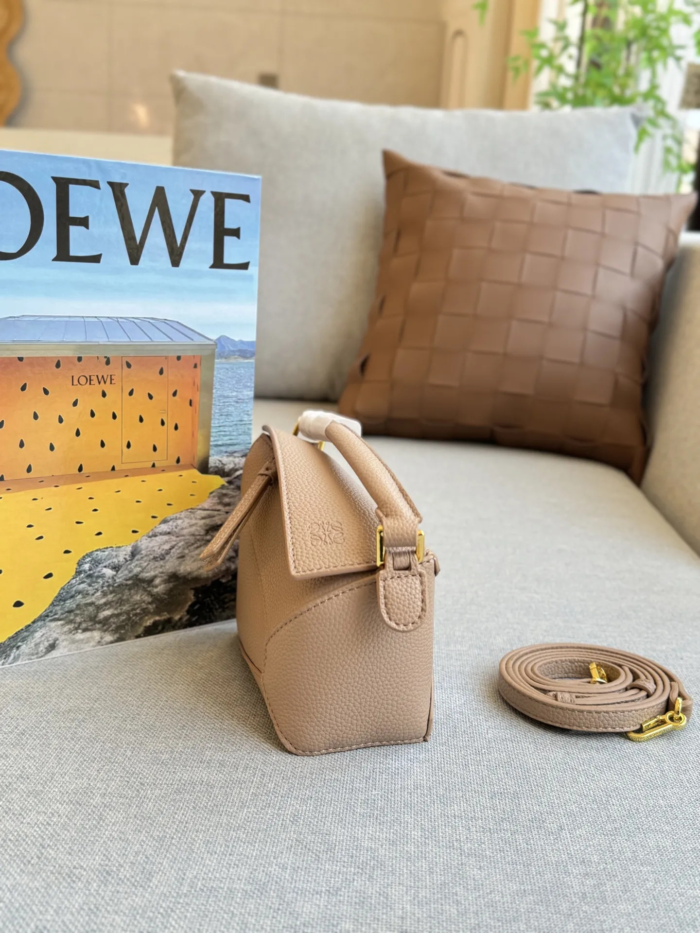 大💰160 折叠盒 小💰140 折叠盒 size：24&times;17/16&times;12 LOEWE罗意威 Puzzle 几何包/拼图包手提斜挎单肩包 焦糖色很🔥也很百搭 一年四季都可以背 低调又高级，闭眼入~ 这款自带logo的宽肩带puzzle太爱啦 妥妥时髦精一枚 满满的高级感扑面而来 经典永不过时的几何包，好心动啊