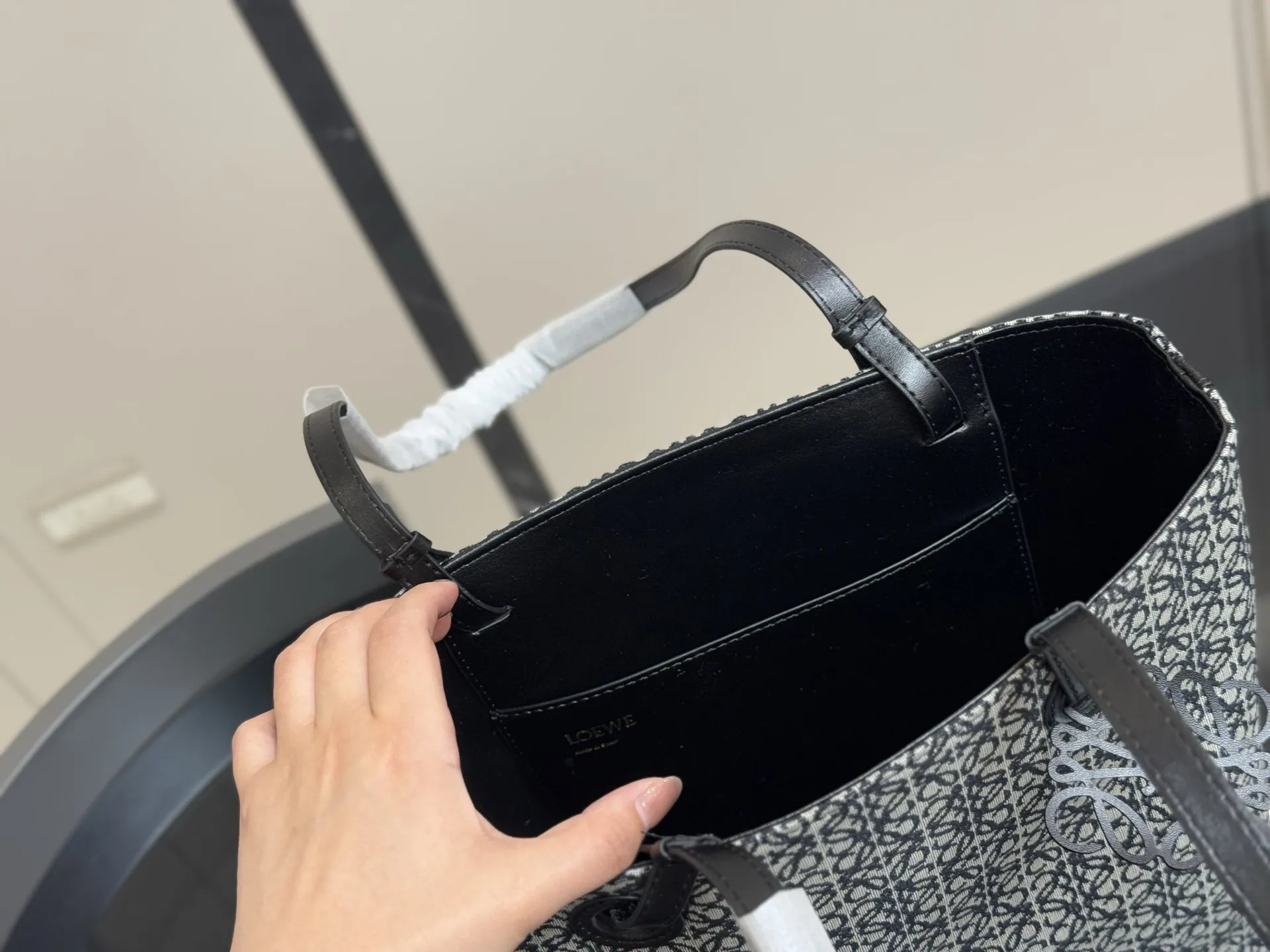 ¥150 size:29*28cm(立) 罗意威帆布购物袋🛍️ 实物好装的一款包 最近出行都在背 皮帆布耐看有质感 它的容量很友好...