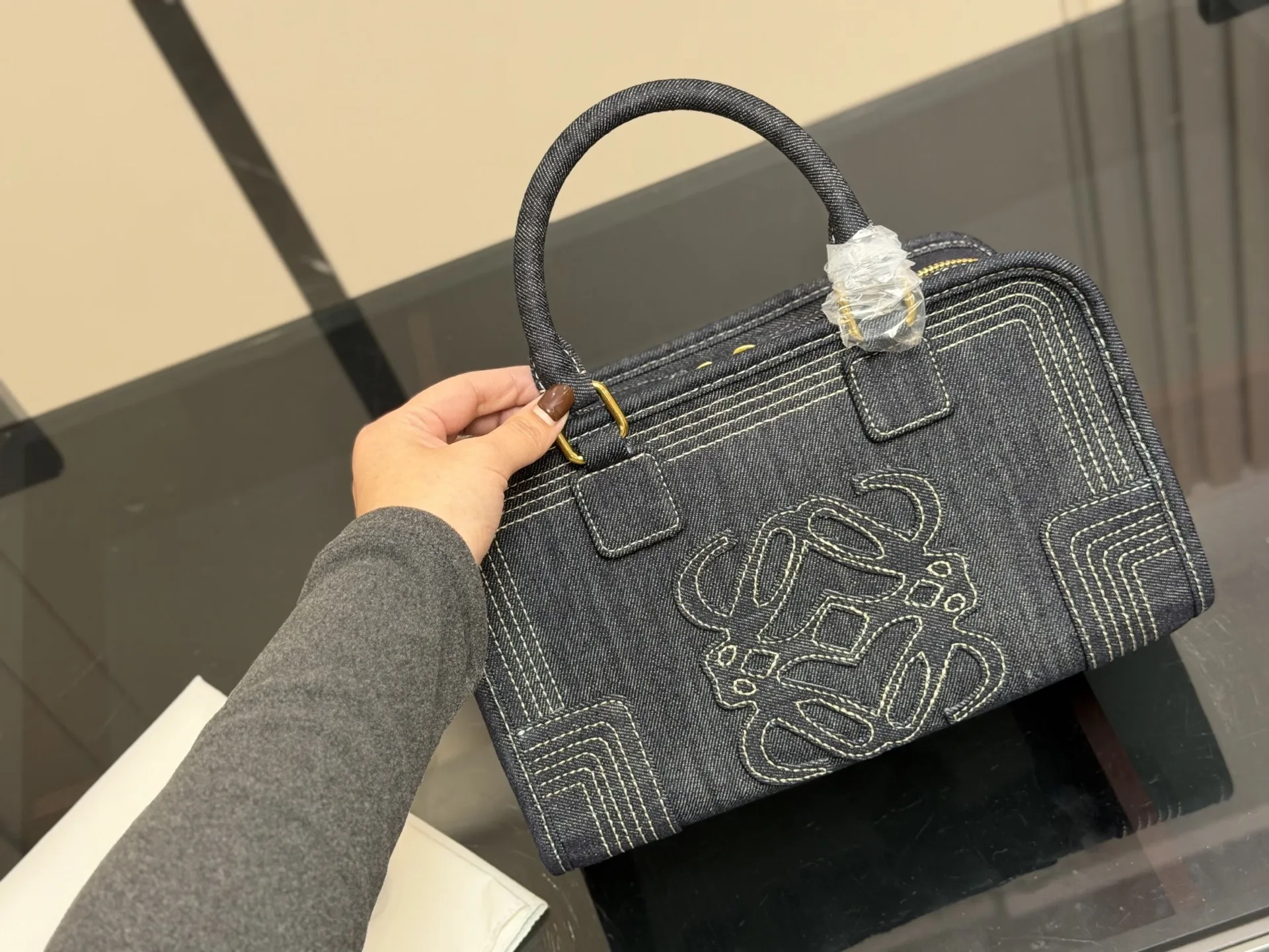 &yen;220 这才是罗意威最值得入的中古包吧! 太好装了容量很大出差旅行必备的大包首选真的很小众因为这一只是中古包所以很少见~ 但是真的好好看拼色帆布有一种流浪的艺术家的感觉还可以斜挎的小个子女孩子也hold住~ 中古包包分享|罗 意威中古 尺寸:29.18cm