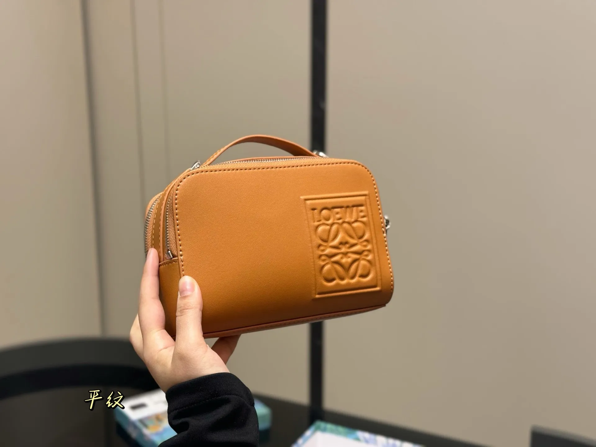 &yen;170 配盒 size：18.13cm Loewe Hammock 男女同款！ 罗意威 相机包超可爱 看预告就喜欢的要命， 特别可爱， 皮质也很好 摸起来滑滑的不会涩！