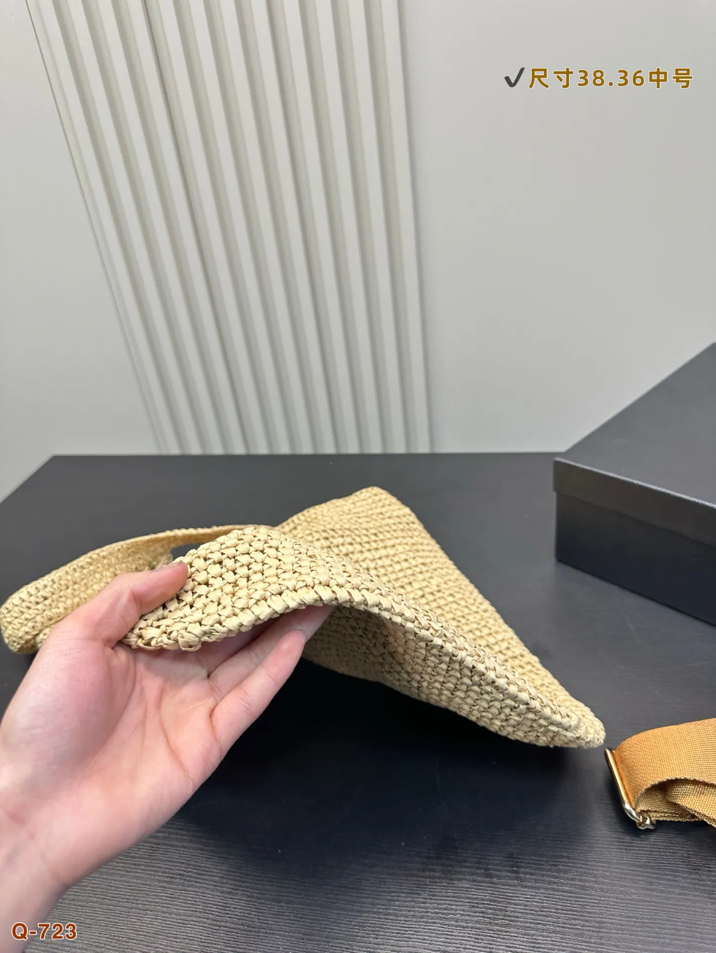 💰150 罗意威编织托特包,简单搭配的包袋,非常大气。 搭配衣服也是毫无难度。尺寸:38.36