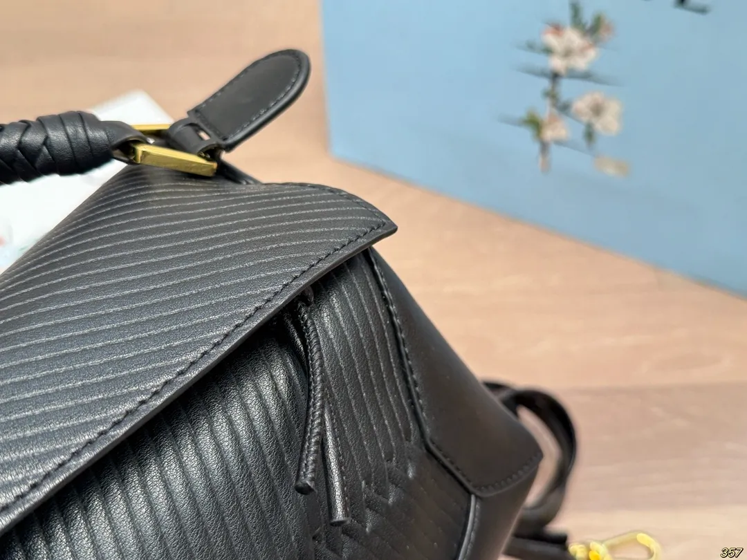 ¥205折叠盒 罗意威loewe几何包 简约大气风格 更加轻盈 可轻松驾驭各种风格 是每个酷酷女孩必入款 尺寸:23 15