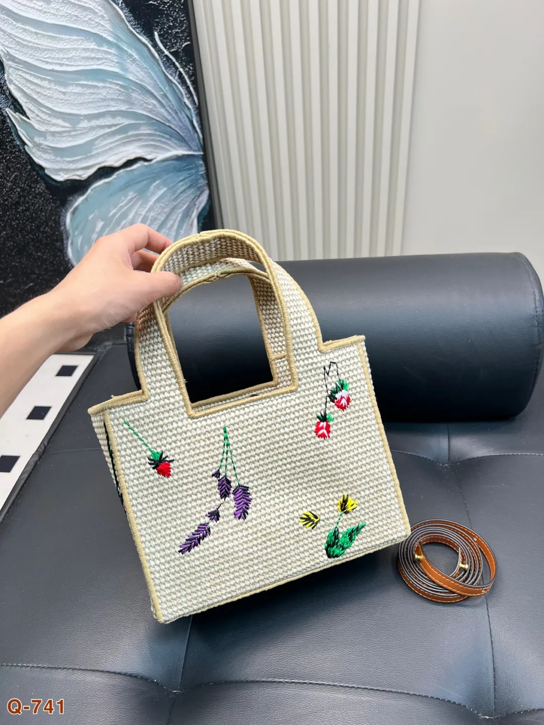 💰145💰150 好喜欢这个包！适合夏天罗意威Loewe草编包罗意威编织托特包Paulas's 1biza 夏日海岛系列推出了草编托特包包 巧妙融合了托特的商务之前线条和草编的夏日风情，加上Loewe粗体大logo 真的很难不爱呀，尺寸大号30 24 小号23 17cm