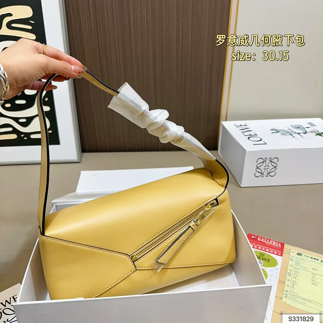 💰145 配折叠盒 尺寸30.15 罗意威 几何 puzzle hobo腋下包包型很修身 比起传统 更加轻盈 结合几何形状包身 可轻松驾驭各种风格