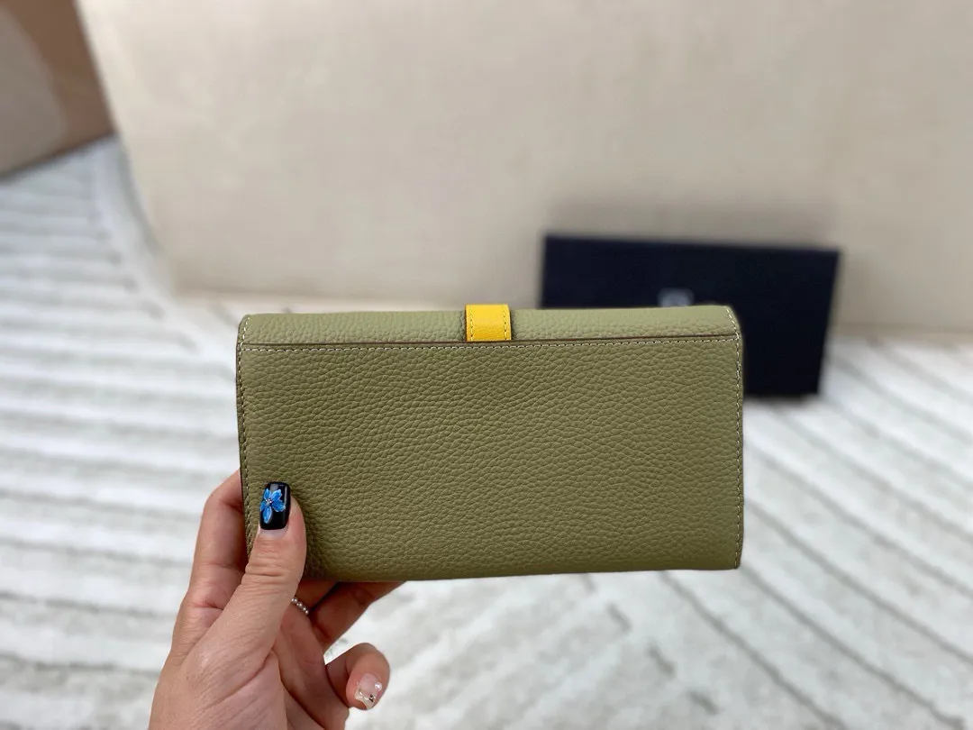 p110/p100 配盒🎁 Loewe罗意威钱包 设计感非常突出 简约又大气 经典小牛皮质感绝了~手感柔软 让人爱不释手!尺寸:长19*10.5/短11*9.5