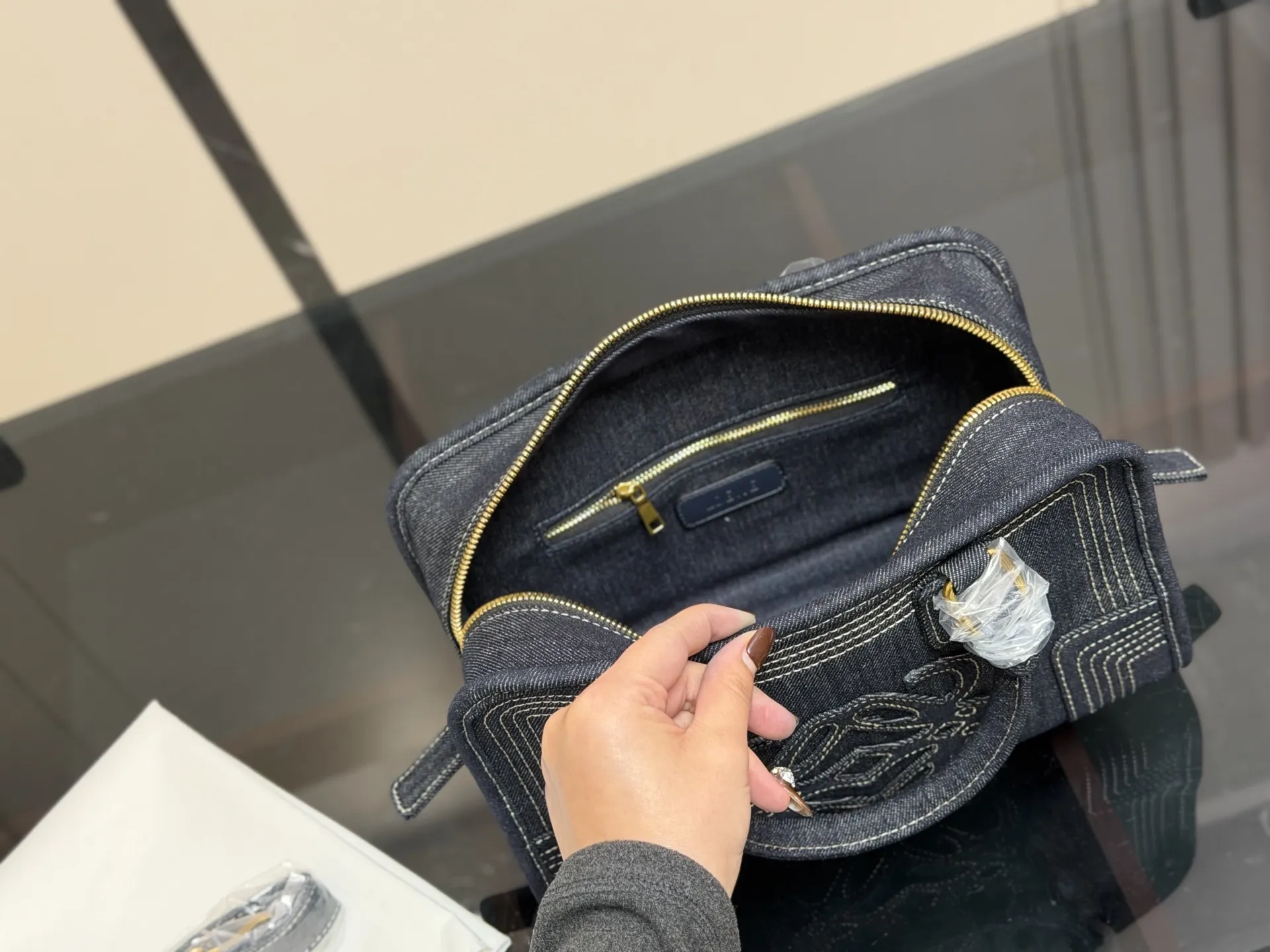 &yen;220 这才是罗意威最值得入的中古包吧! 太好装了容量很大出差旅行必备的大包首选真的很小众因为这一只是中古包所以很少见~ 但是真的好好看拼色帆布有一种流浪的艺术家的感觉还可以斜挎的小个子女孩子也hold住~ 中古包包分享|罗 意威中古 尺寸:29.18cm