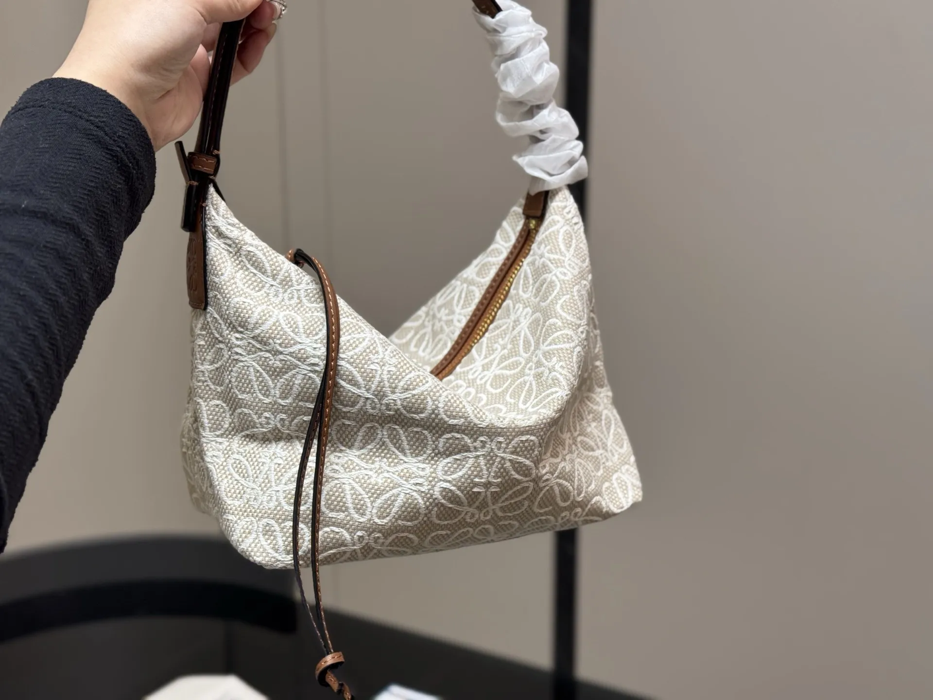 ¥130 配盒 罗意威最近超级火的便当包 最新款Loewe cubi 提花帆布材质搭配黑色 这个颜色最好看! 尺寸:22×15cm(小) 搜索🔍罗威饭盒包