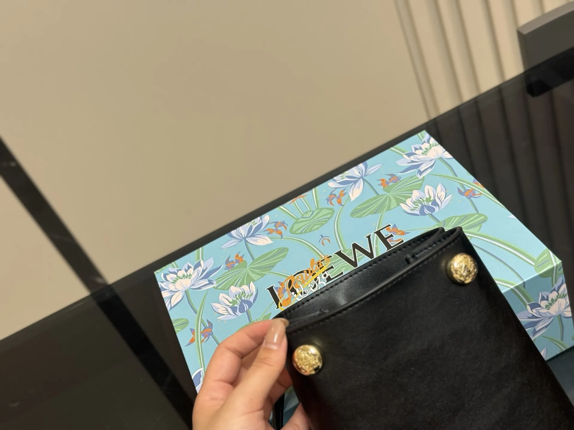 ¥145 配盒 罗意威pebble pouch 好能装 罗意威新出的pebble手机包 又好看又能装~ 自带的肩带可以随意调节 配上毛毡小挂件 很可爱 放手机充电宝墨镜盒等等都能放下 超级实用的包包 推荐! 尺寸:18.22cm