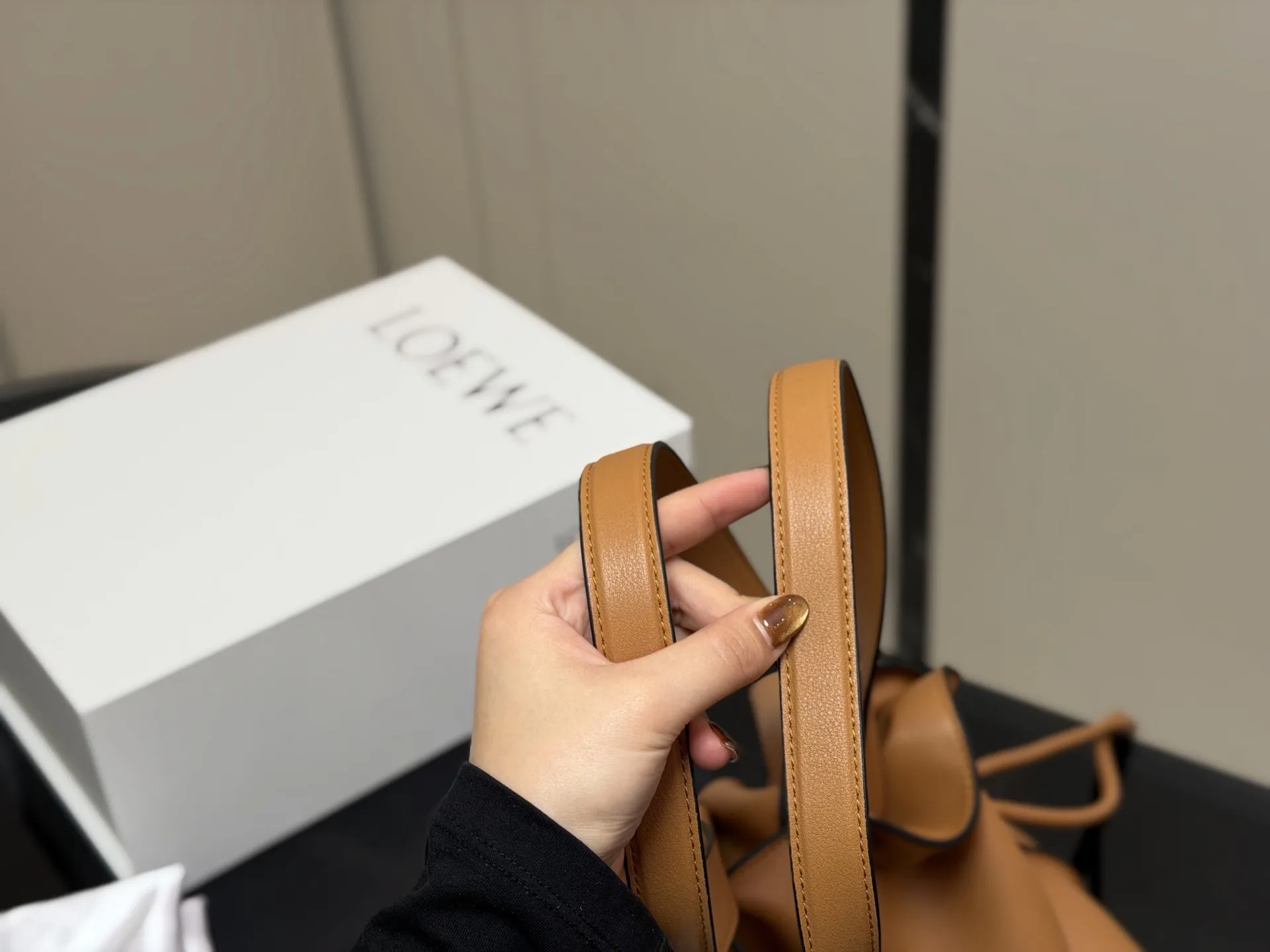 &yen;300 配折叠盒 LOEWE 罗意威Anagram福袋托特包 采用柔软纳帕牛皮，手感细腻，廓形随性慵懒。灵感源自日本福袋，抽绳设计方便开合，容量超大，通勤日常都很实用。肩带可调节，支持单肩或斜挎，搭配Anagram印花，低调又有辨识度，时髦精们必入！ 尺寸:37.29cm