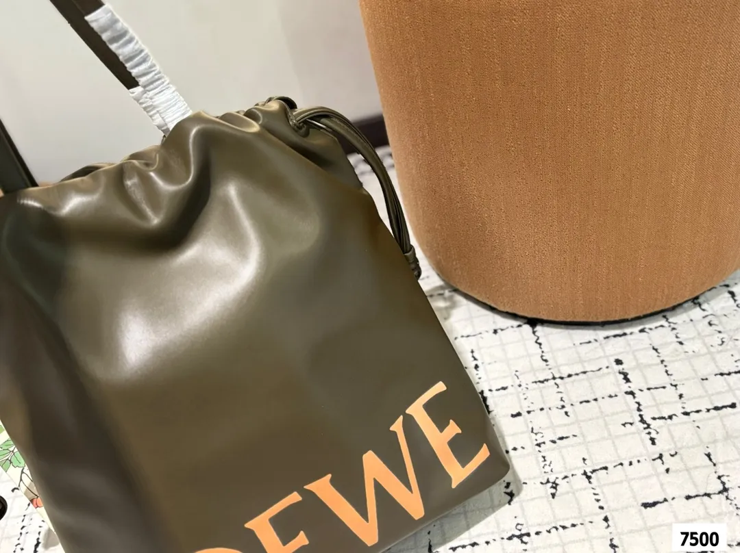 P150 配盒子 LOEWE罗意威福袋包|时尚与好运的完美邂逅 今日推荐 Flamenco LOGO Tote最近新宠 超有质感，亮眼的大字母一下就抓住眼球，时髦又吸睛。 容量超大，日常出行、通勤啥的都能轻松hold住，装电脑、文件、化妆品都没问题。 谁懂啊，拥有它真的快乐加倍!#LOEWE #罗意威 # 尺寸：35 42