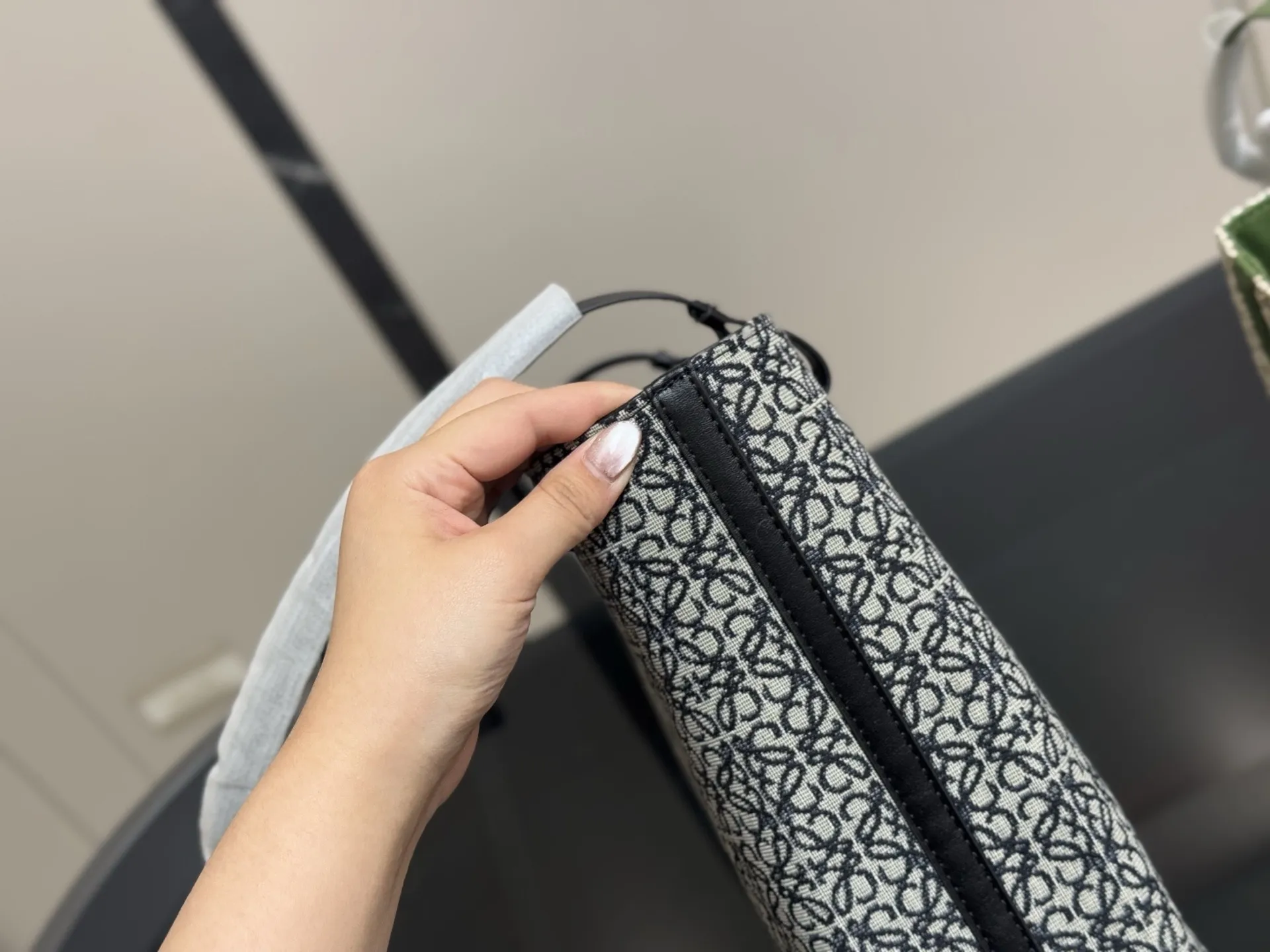 &yen;150 size：29*28cm（立） 罗意威帆布购物袋🛍️ 实物好装的一款包 最近出行都在背 皮帆布耐看有质感 它的容量很友好...