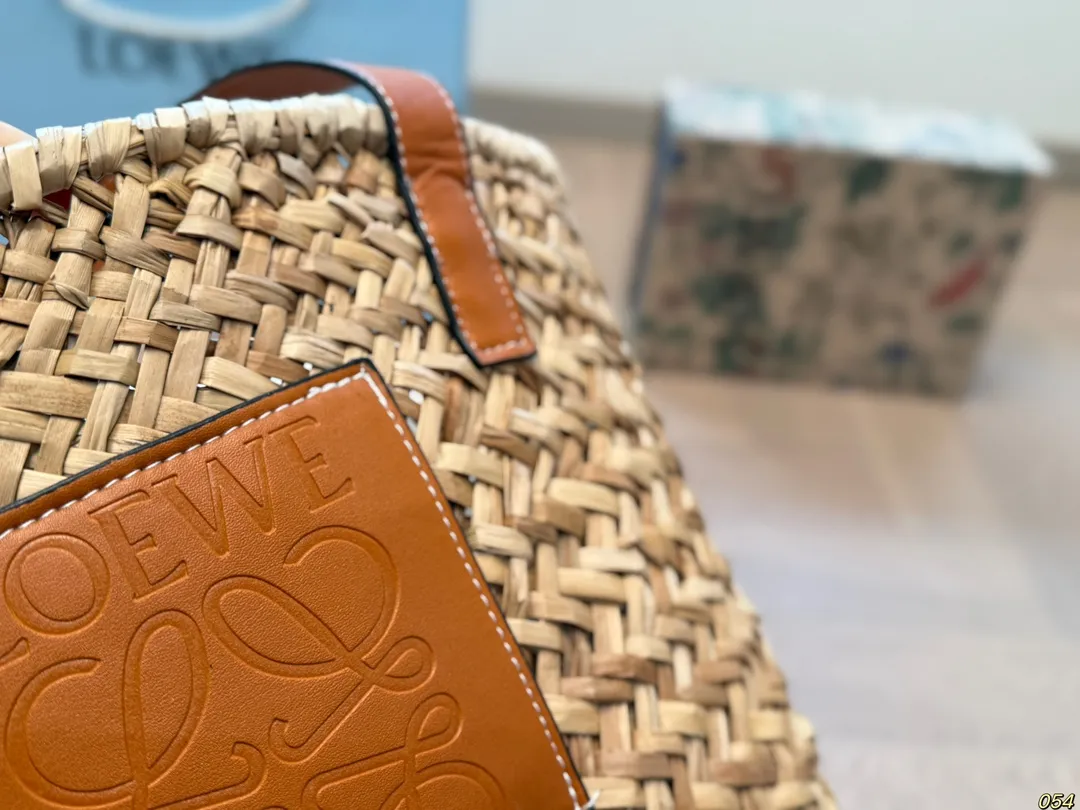 ¥125/¥120/¥115 罗意威托特loewe草编包 即日常又耐脏的颜色 容量不容小觑哦✨ 尺寸:28 26/26 23/20 22