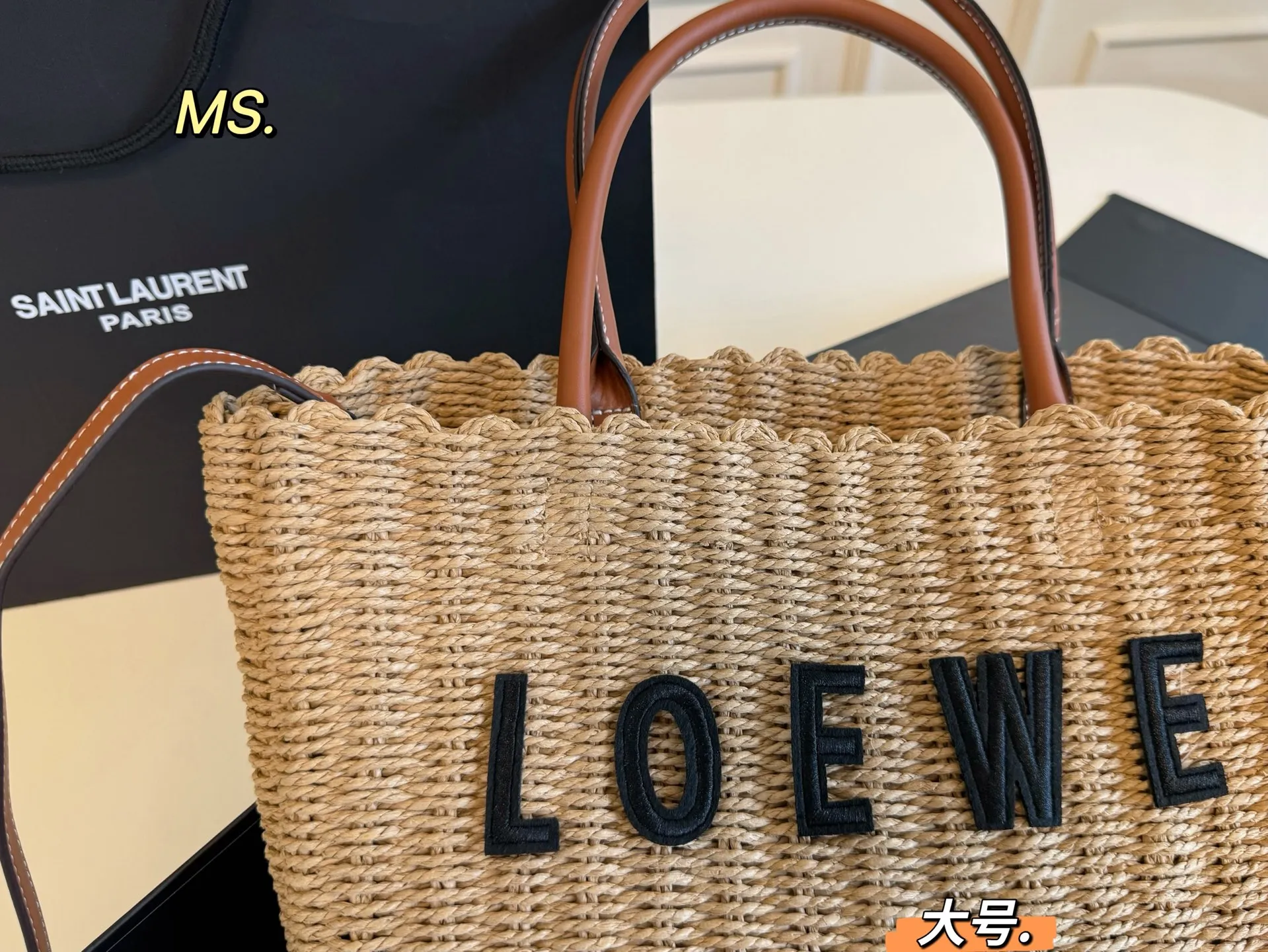 P95大号 （飞机盒） size：27&times;27大号 LOEWE 罗意威新款草编琴谱托特包💕 柔软拉菲草编织成立体包型， 一眼爱上，氛围感绝了👍 柔软又🈶️韧性，质感满🈵️ 既能度假🏖，又能通勤！