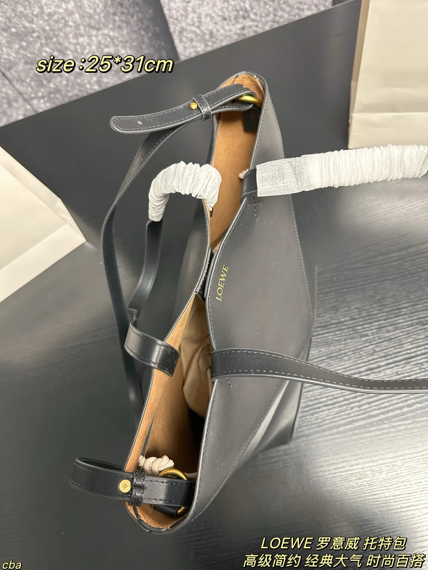 P225配盒 LOEWE 罗意威 托特包 罗意威新款的tote手袋无论是在工艺,质量,功能上还是在新奇,百搭,流行上都是一款非常值得购买的单品,几何剪裁拼接在一起再现标志性puzzle设计。 轻便且完全可折叠,便于携带。是完美的出行伙伴。皮革是一种新的光泽小牛皮 ,因其柔软的质感以及带 来现代感和锐度的光泽而备受青睐。以全新方式演绎低调优雅的LOEWE烫金logo。手柄采用纯粹干净的十字绣细节设计 ,更加耐用。 尺寸:25*31cm