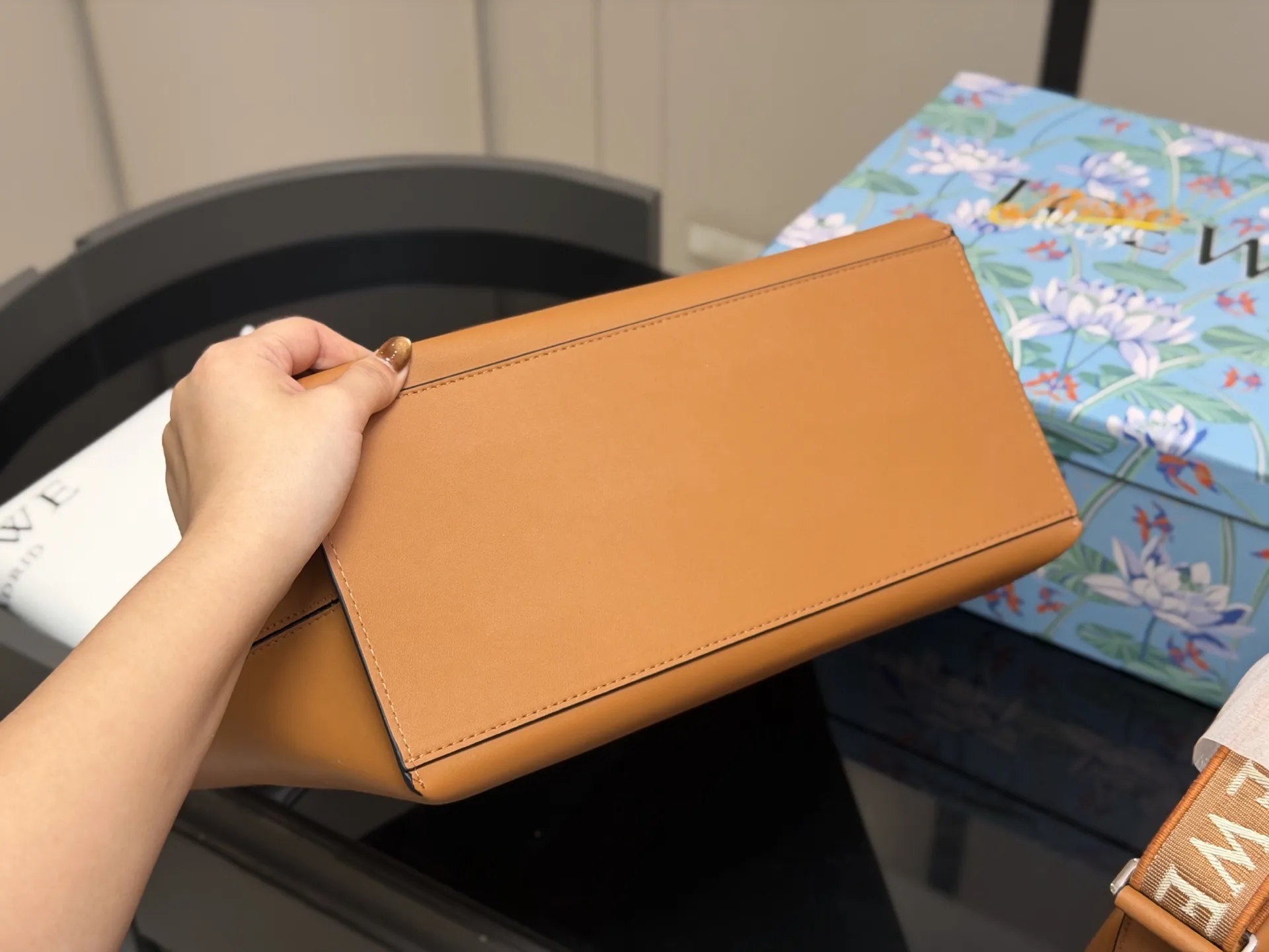 ¥185 ¥205 配盒 Loewe LOEWE/罗意威 牛皮cubi单肩包斜跨 loewe家比较低调的一个款式 小牛皮皮质超柔软自重又很轻 而且容量很大肩带可以调节能单肩斜挎 尺寸:21.22cm 33.29cm