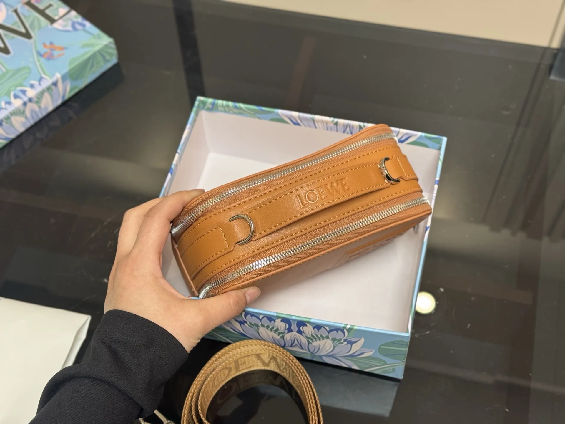 &yen;170 配盒 size：18.13cm Loewe Hammock 男女同款！ 罗意威 相机包超可爱 看预告就喜欢的要命， 特别可爱， 皮质也很好 摸起来滑滑的不会涩！