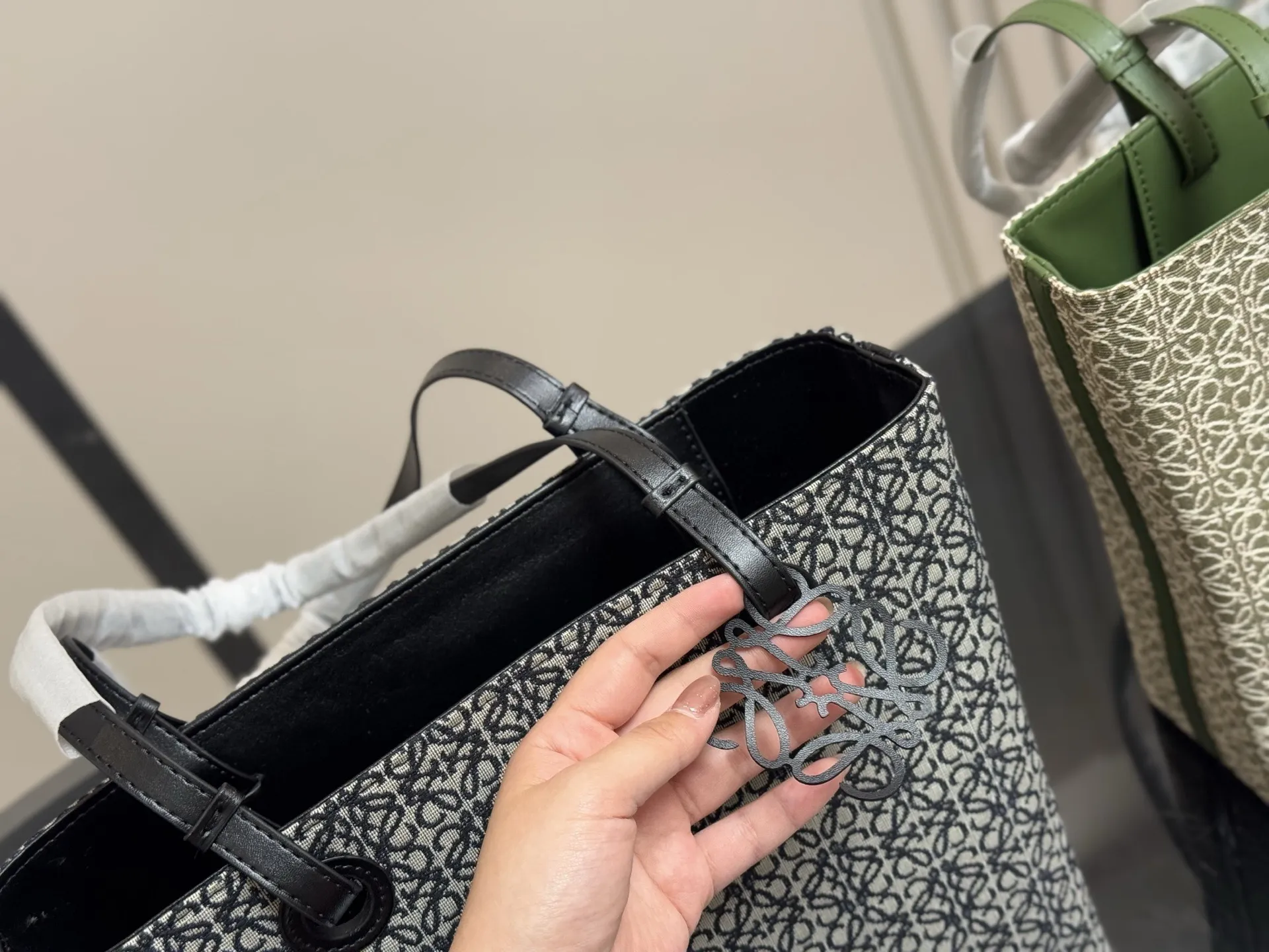 &yen;150 size：29*28cm（立） 罗意威帆布购物袋🛍️ 实物好装的一款包 最近出行都在背 皮帆布耐看有质感 它的容量很友好...