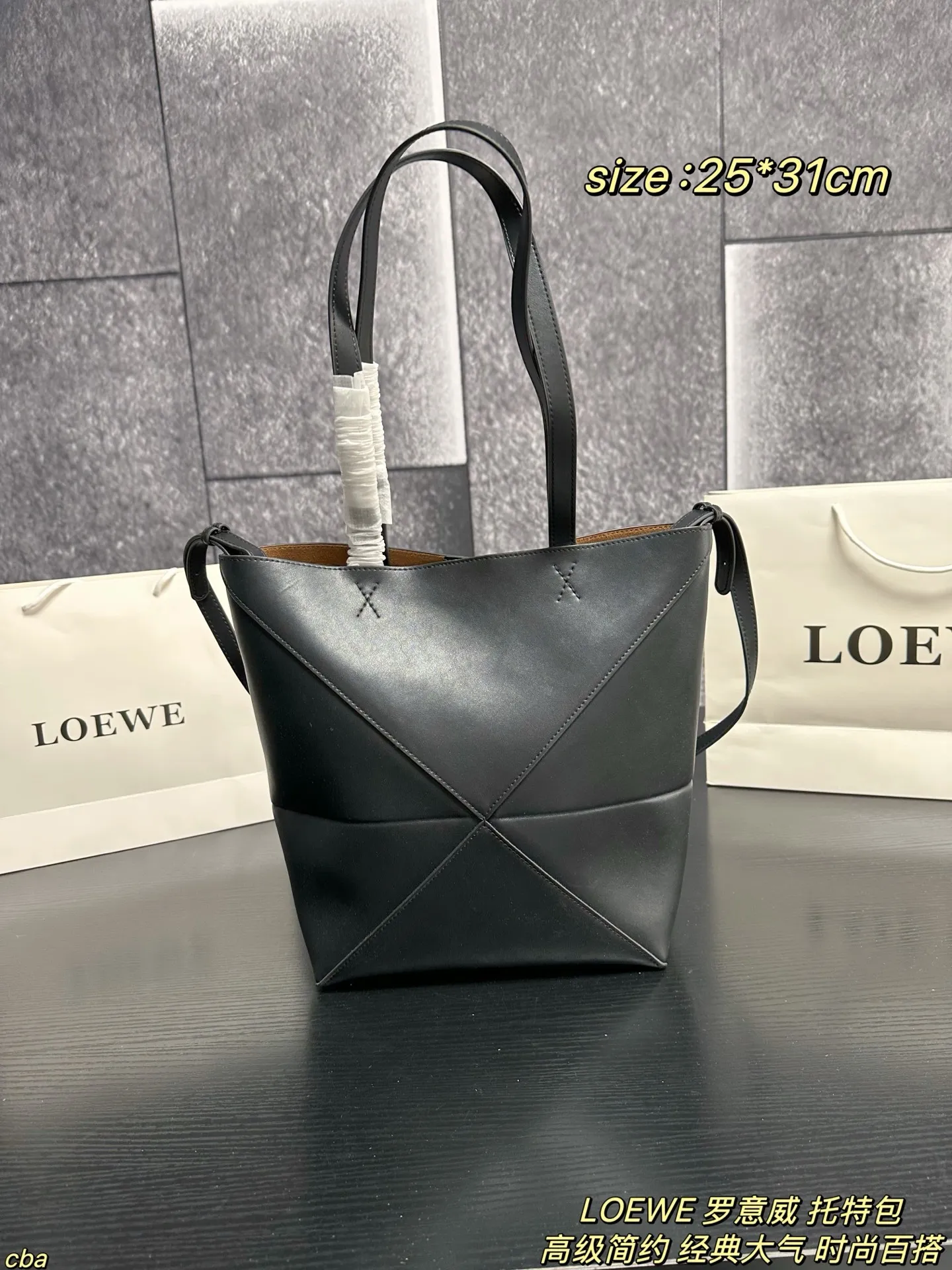 P225配盒 LOEWE 罗意威 托特包 罗意威新款的tote手袋无论是在工艺,质量,功能上还是在新奇,百搭,流行上都是一款非常值得购买的单品,几何剪裁拼接在一起再现标志性puzzle设计。 轻便且完全可折叠,便于携带。是完美的出行伙伴。皮革是一种新的光泽小牛皮 ,因其柔软的质感以及带 来现代感和锐度的光泽而备受青睐。以全新方式演绎低调优雅的LOEWE烫金logo。手柄采用纯粹干净的十字绣细节设计 ,更加耐用。 尺寸:25*31cm