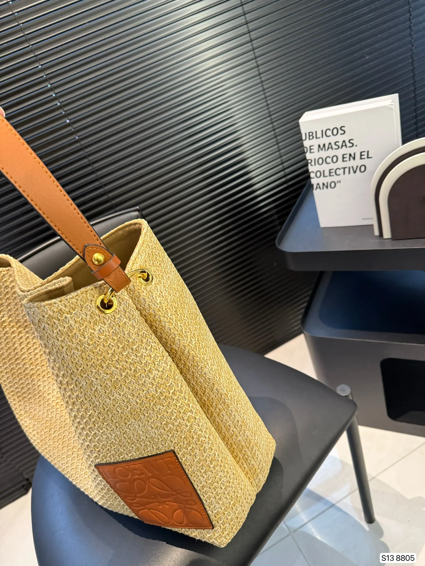 P115 罗意威编织托特包，简单搭配的包袋，非常大气。搭配衣服也是毫无难度。尺寸：36 32 货号8805