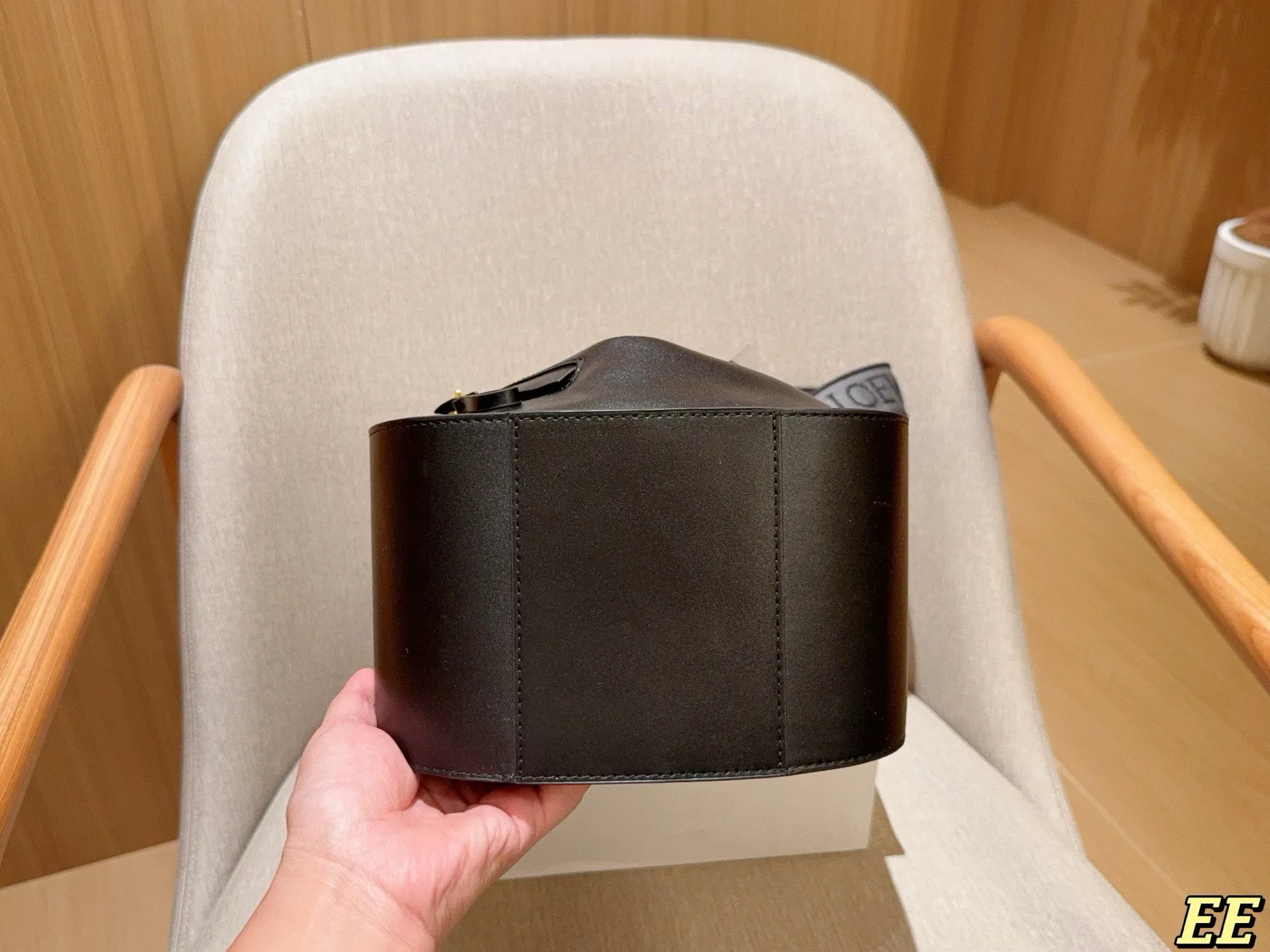 💰190 Loewe罗意威 新款的hammock 吊床包 时尚界“变形金刚” 单肩、斜挎、手拎、N种背法👜 尺寸:21×22×13 礼盒包装🎁