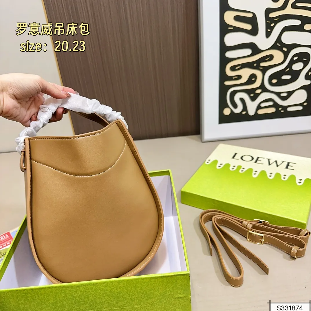 💰190(配盒) 尺寸20×23 LOEWE罗意威25Hammock hobo吊床包 面对不同造型都能轻松变换 容量感人,包身轻盈又简洁 百变腋下包 手感真的绝绝子