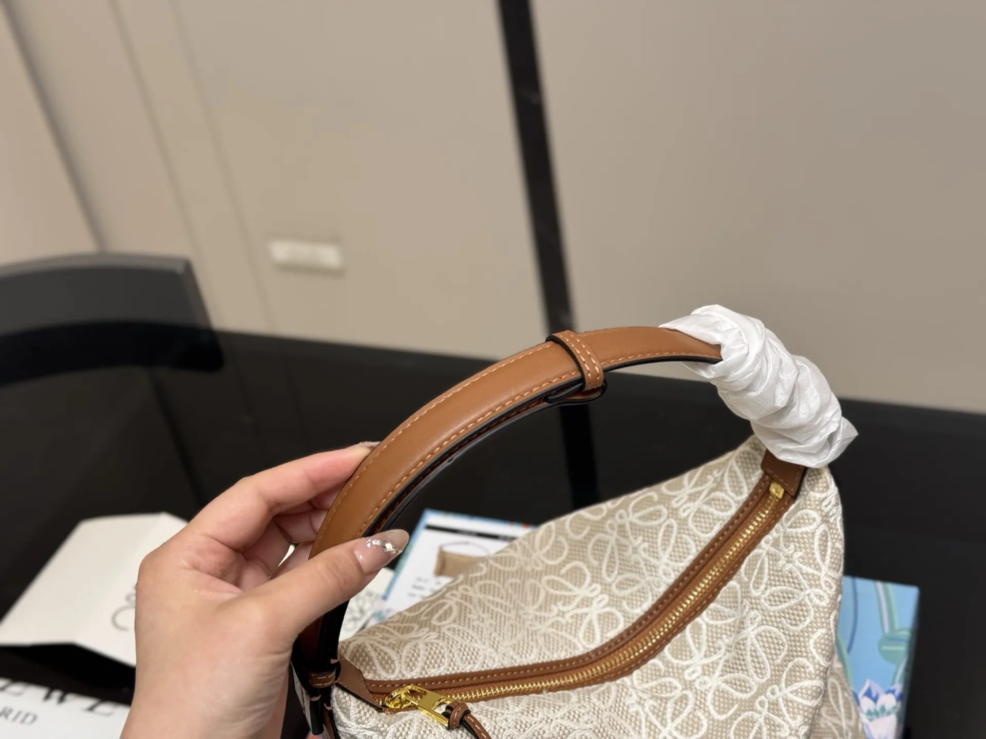 ¥130 配盒 罗意威最近超级火的便当包 最新款Loewe cubi 提花帆布材质搭配黑色 这个颜色最好看! 尺寸:22×15cm(小) 搜索🔍罗威饭盒包